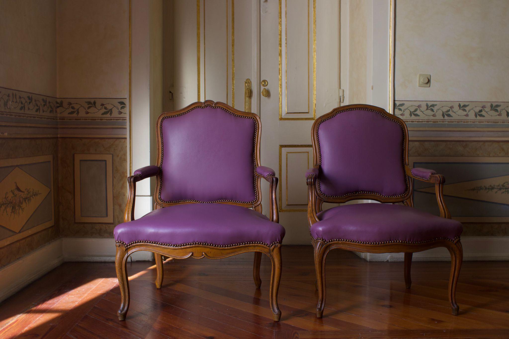 Satz von zwei Louis-XVI-Stühlen, geschnitztes Nussbaumholz, Frankreich, 18. Jahrhundert '1774-1791' im Zustand „Gut“ im Angebot in Lisboa, PT