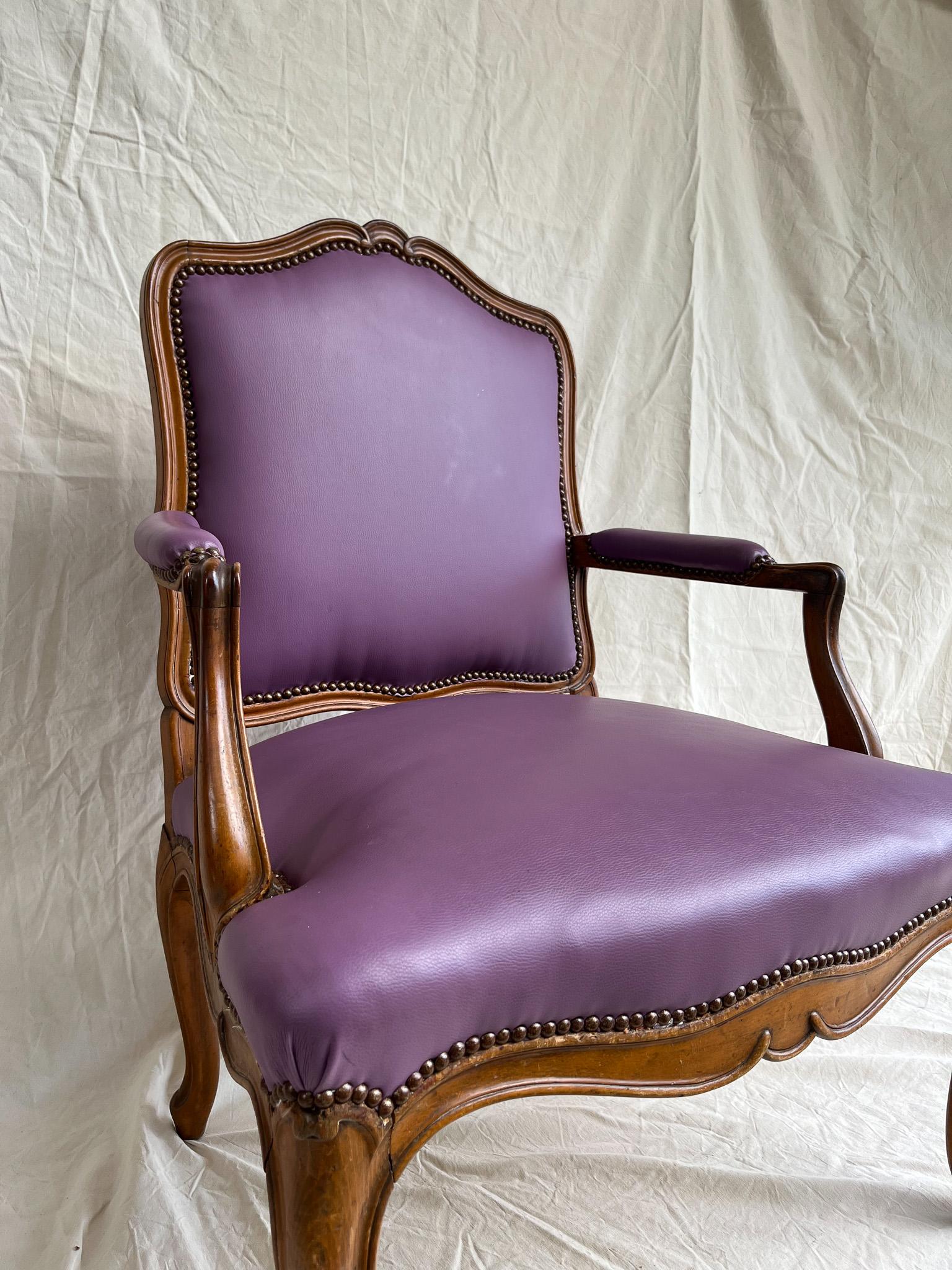 Satz von zwei Louis-XVI-Stühlen, geschnitztes Nussbaumholz, Frankreich, 18. Jahrhundert '1774-1791' im Angebot 4