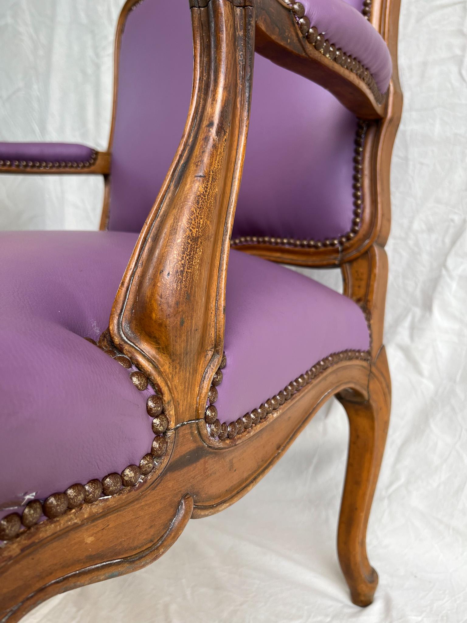 Satz von zwei Louis-XVI-Stühlen, geschnitztes Nussbaumholz, Frankreich, 18. Jahrhundert '1774-1791' im Angebot 6