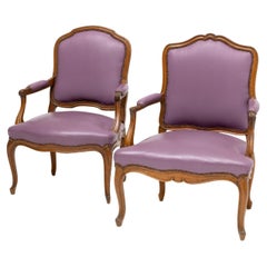Set di due sedie Luigi XVI in noce intagliato, Francia, XVIII secolo "1774-1791".