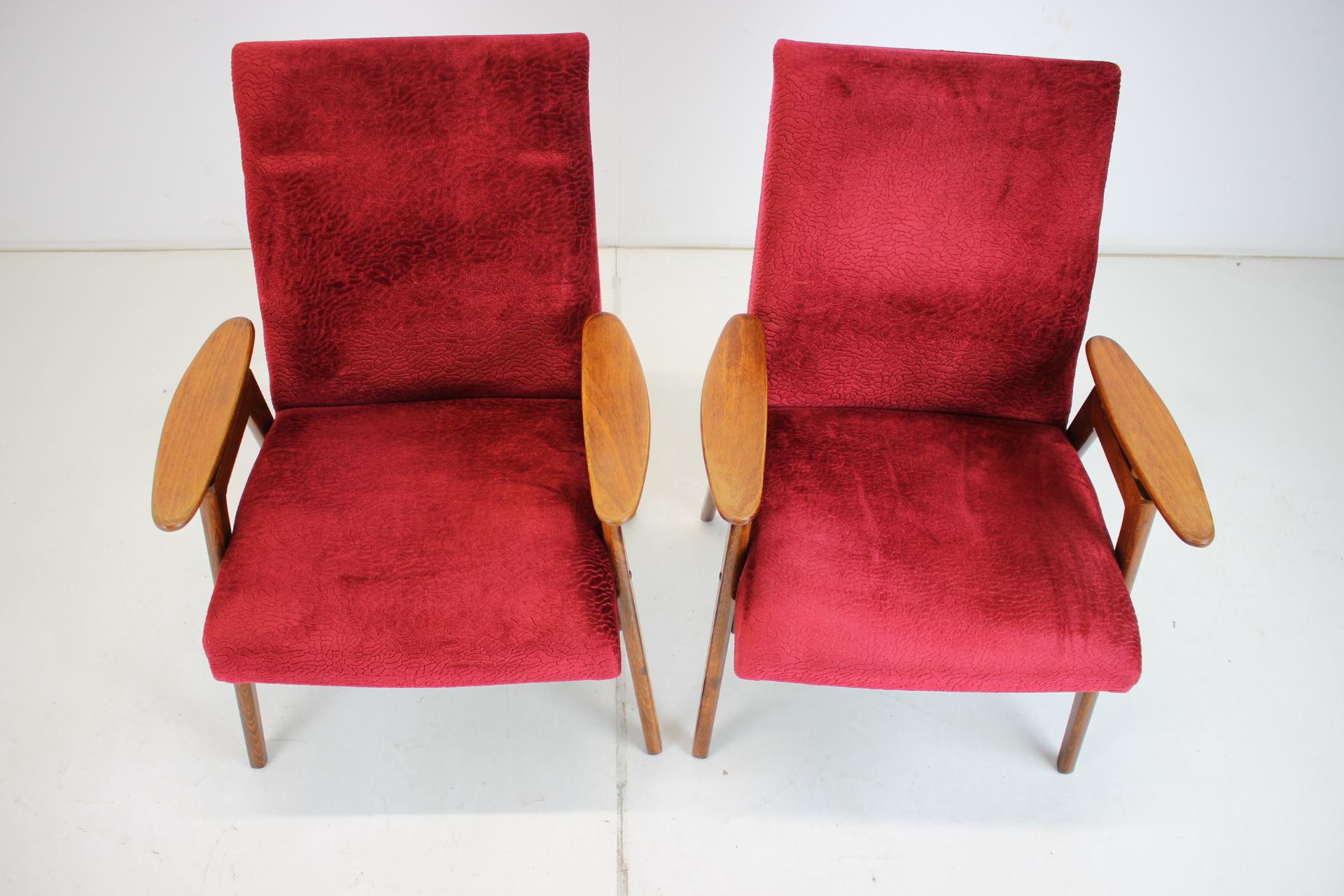 Set of Two Lounge Chair by Jaroslav Šmídek for Jitona, 1960s For Sale 1