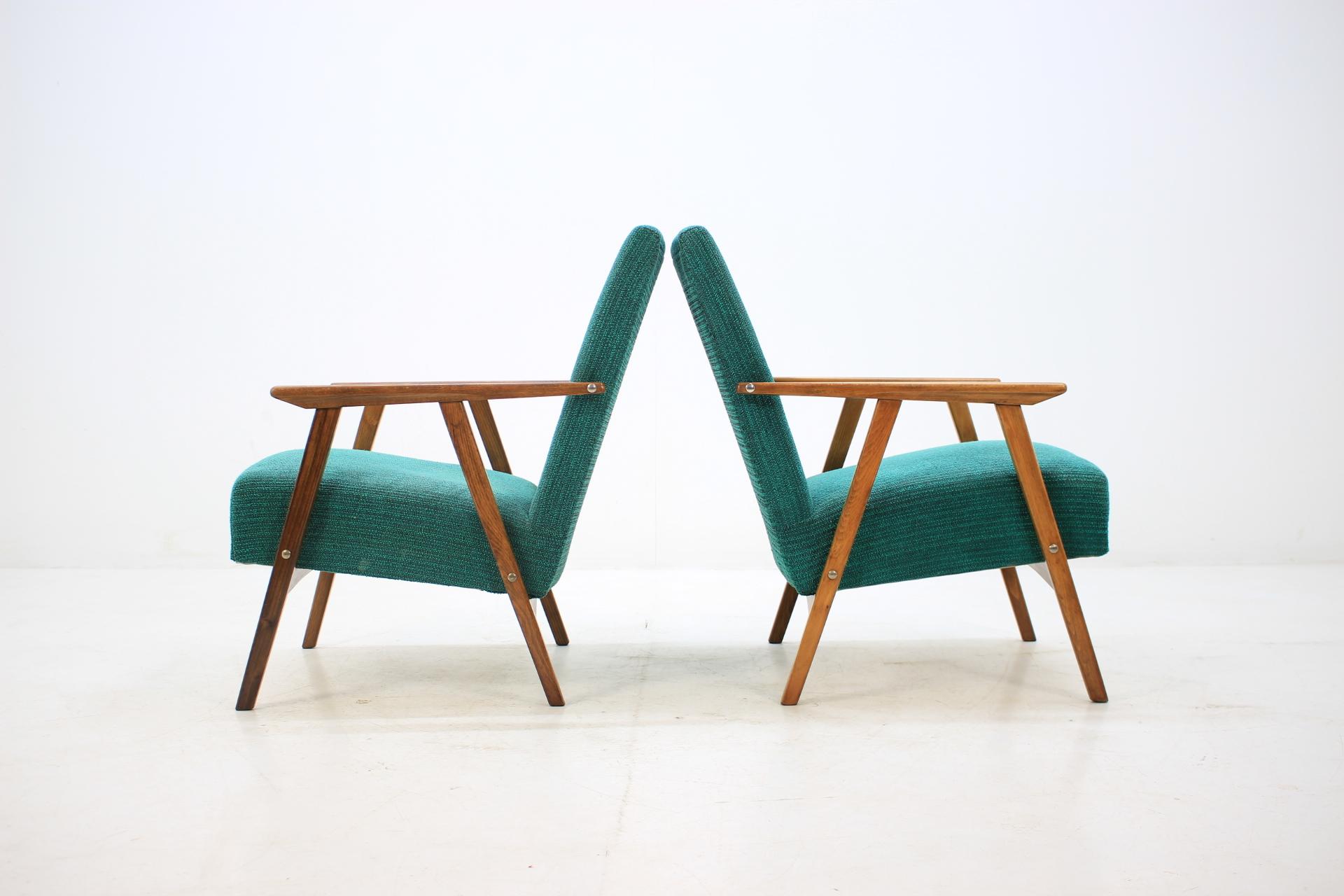 - Made of oak wood 
 - Original upholstery 
 - Very good original condition 
 - Made in Czechoslovakia.