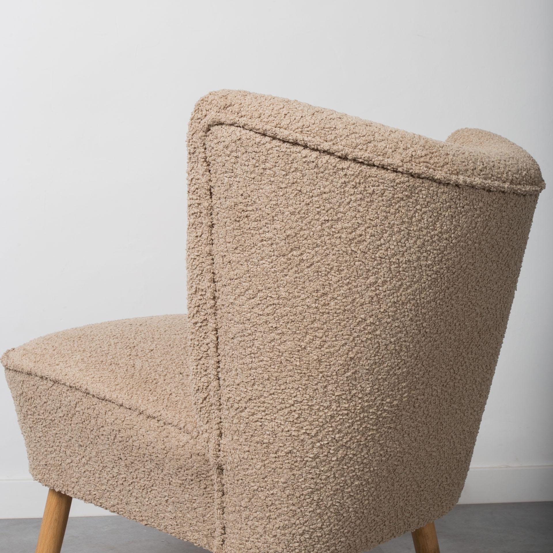 Juego de dos sillas de salón, años 60, retapizadas en boucle crema en venta 2