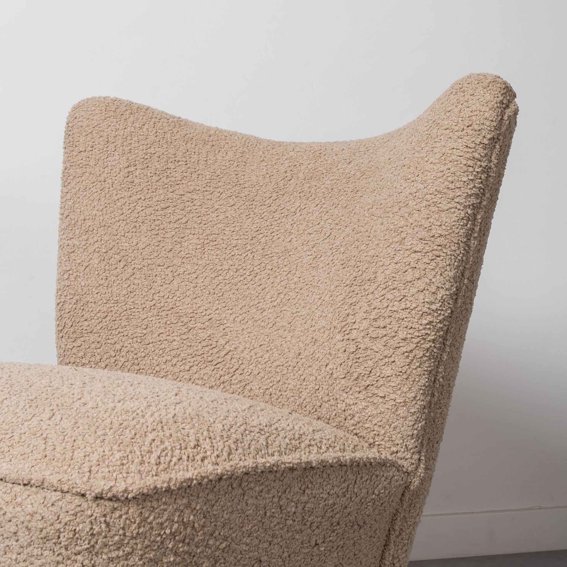 Ensemble de deux chaises longues, années 1960, retapissées en tissu bouclé crème en vente 3