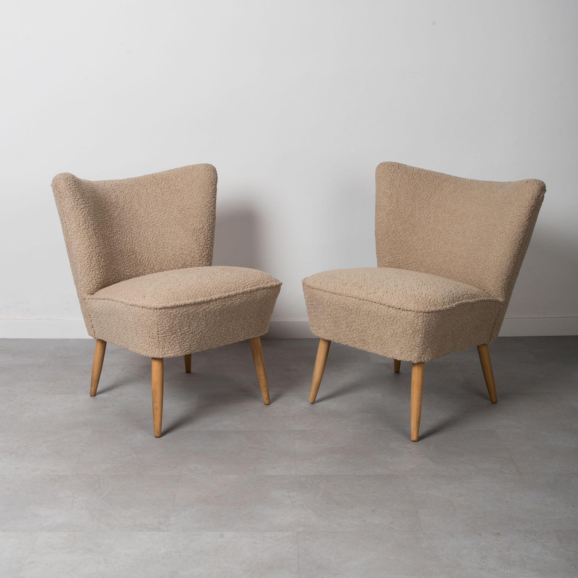 Juego de dos sillas de salón, años 60, retapizadas en boucle crema Moderno de mediados de siglo en venta