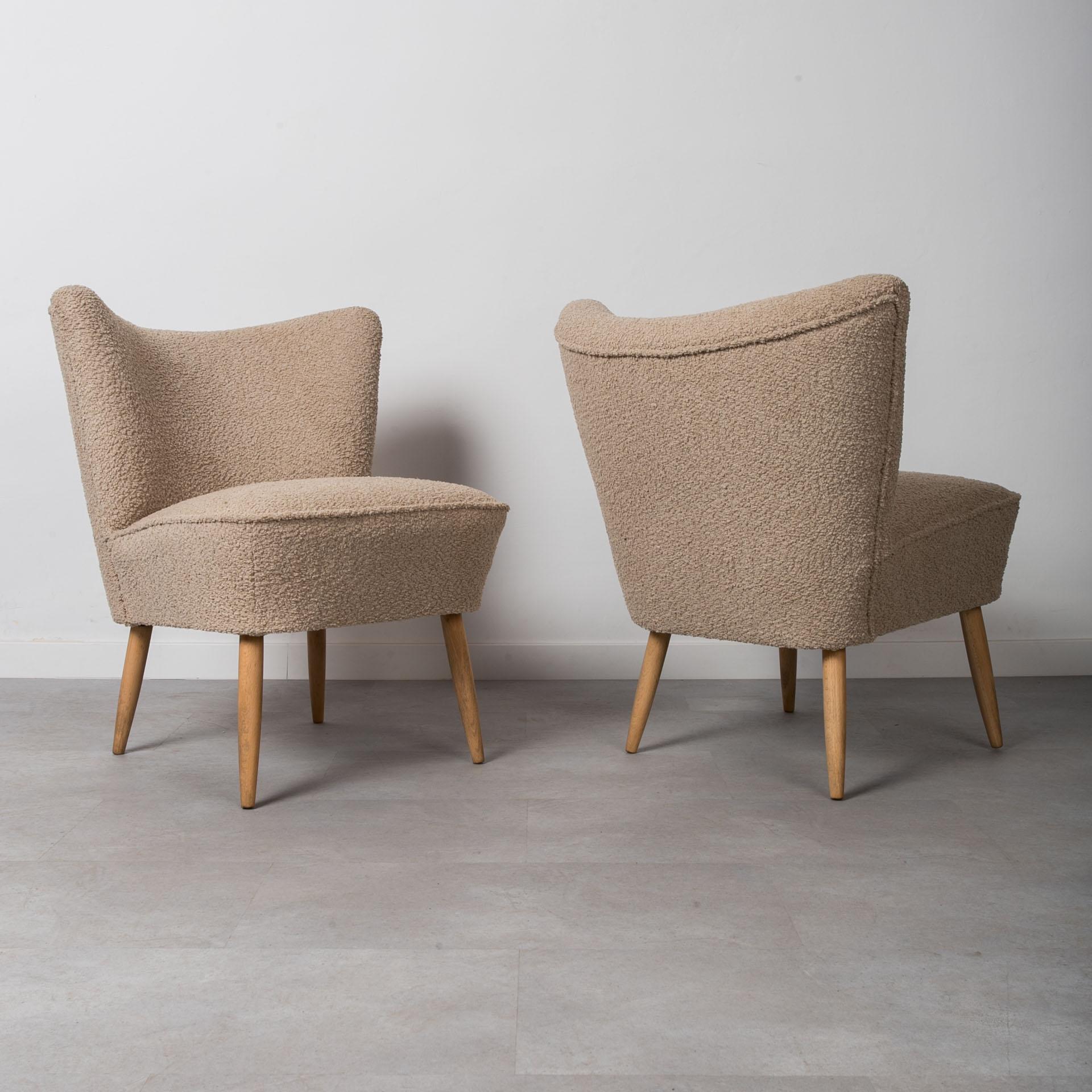 Juego de dos sillas de salón, años 60, retapizadas en boucle crema Alemán en venta