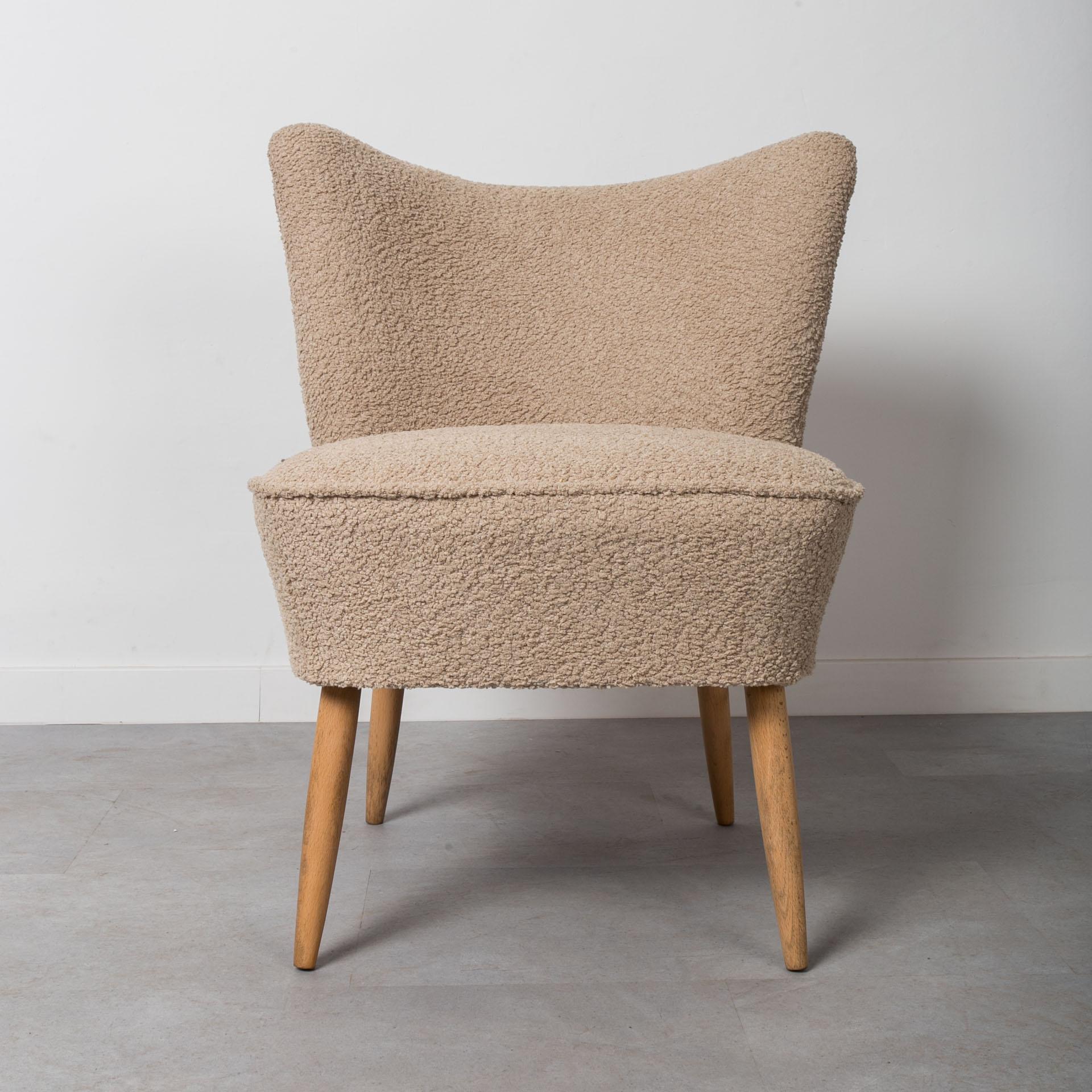 Juego de dos sillas de salón, años 60, retapizadas en boucle crema en Bueno estado para la venta en Wrocław, Poland