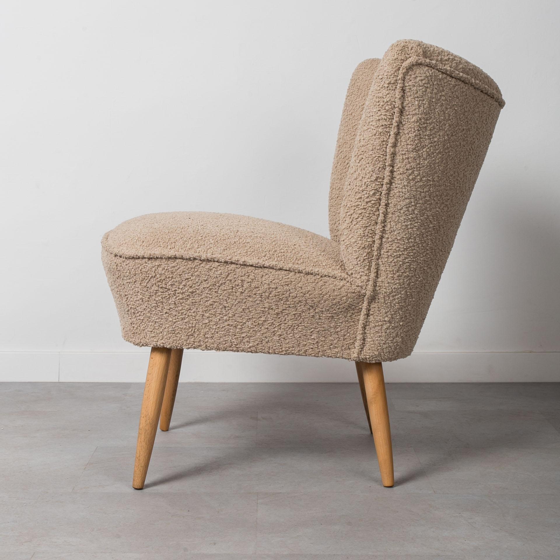 Juego de dos sillas de salón, años 60, retapizadas en boucle crema Haya en venta