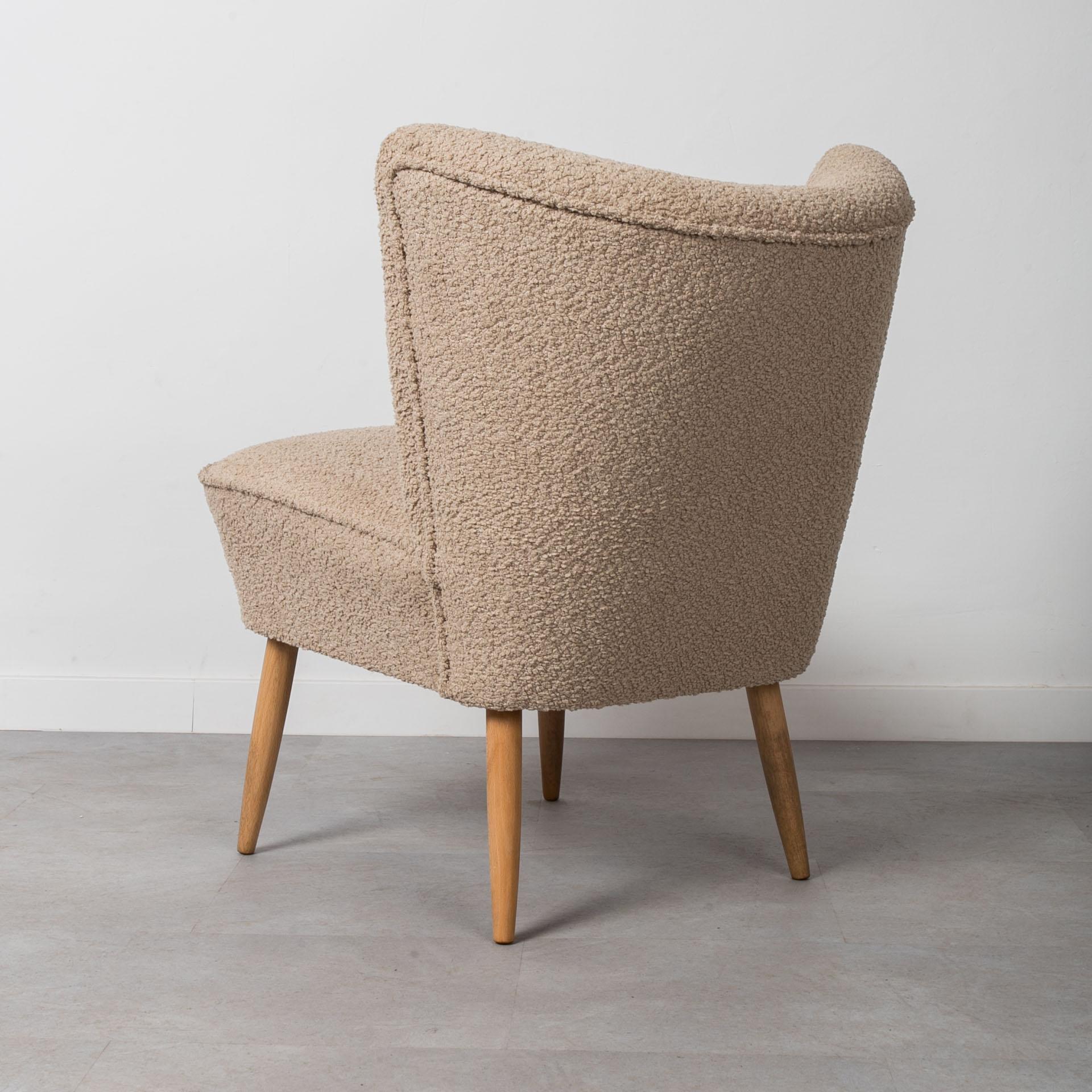 Juego de dos sillas de salón, años 60, retapizadas en boucle crema en venta 1