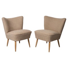 Ensemble de deux chaises longues, années 1960, retapissées en tissu bouclé crème