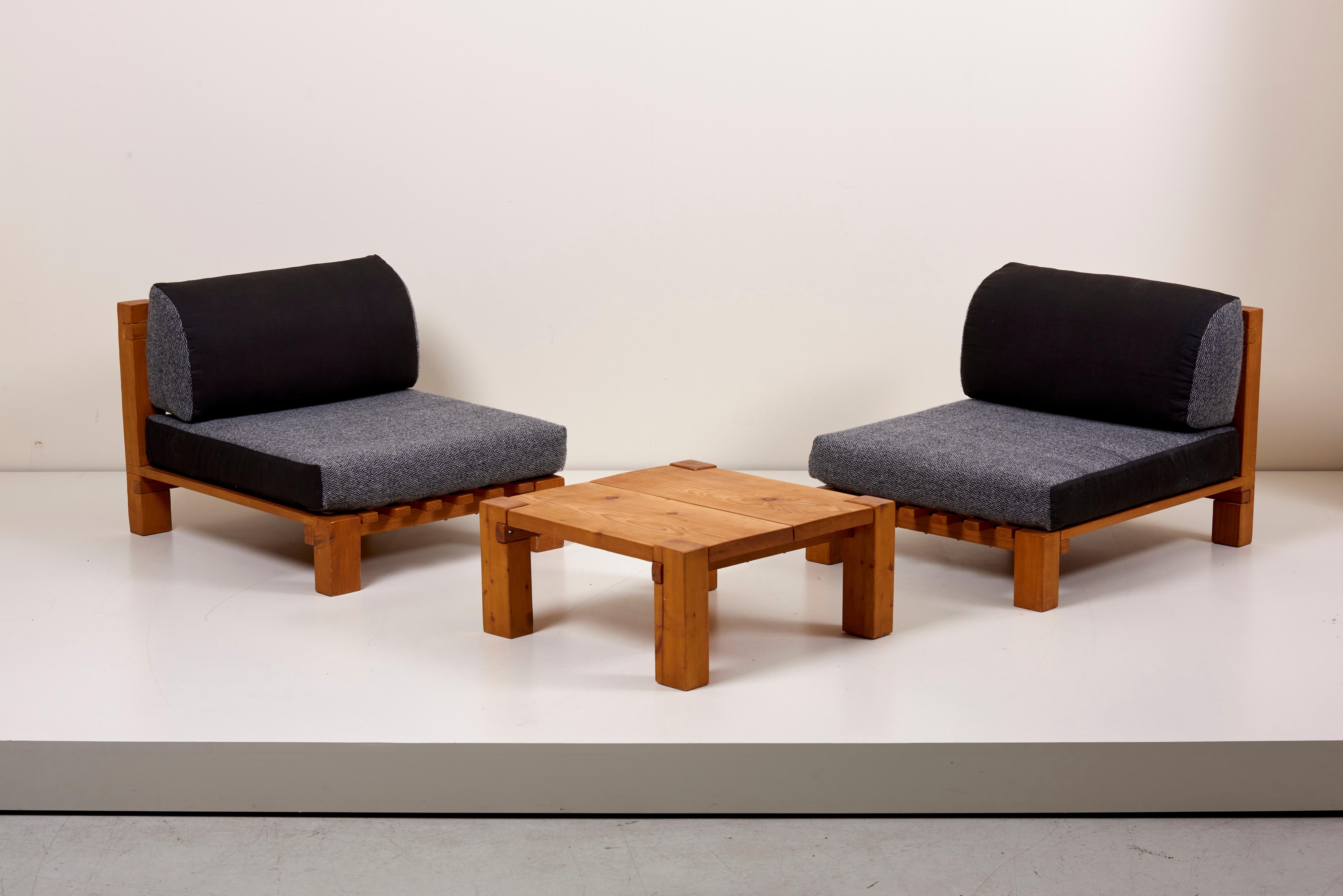 Set of two lounge chairs and one coffee table in the style of Perriand.
All three items are in pine wood.
The given dimensions concern the chairs.
The measurements of the table:
25cm / 9.8