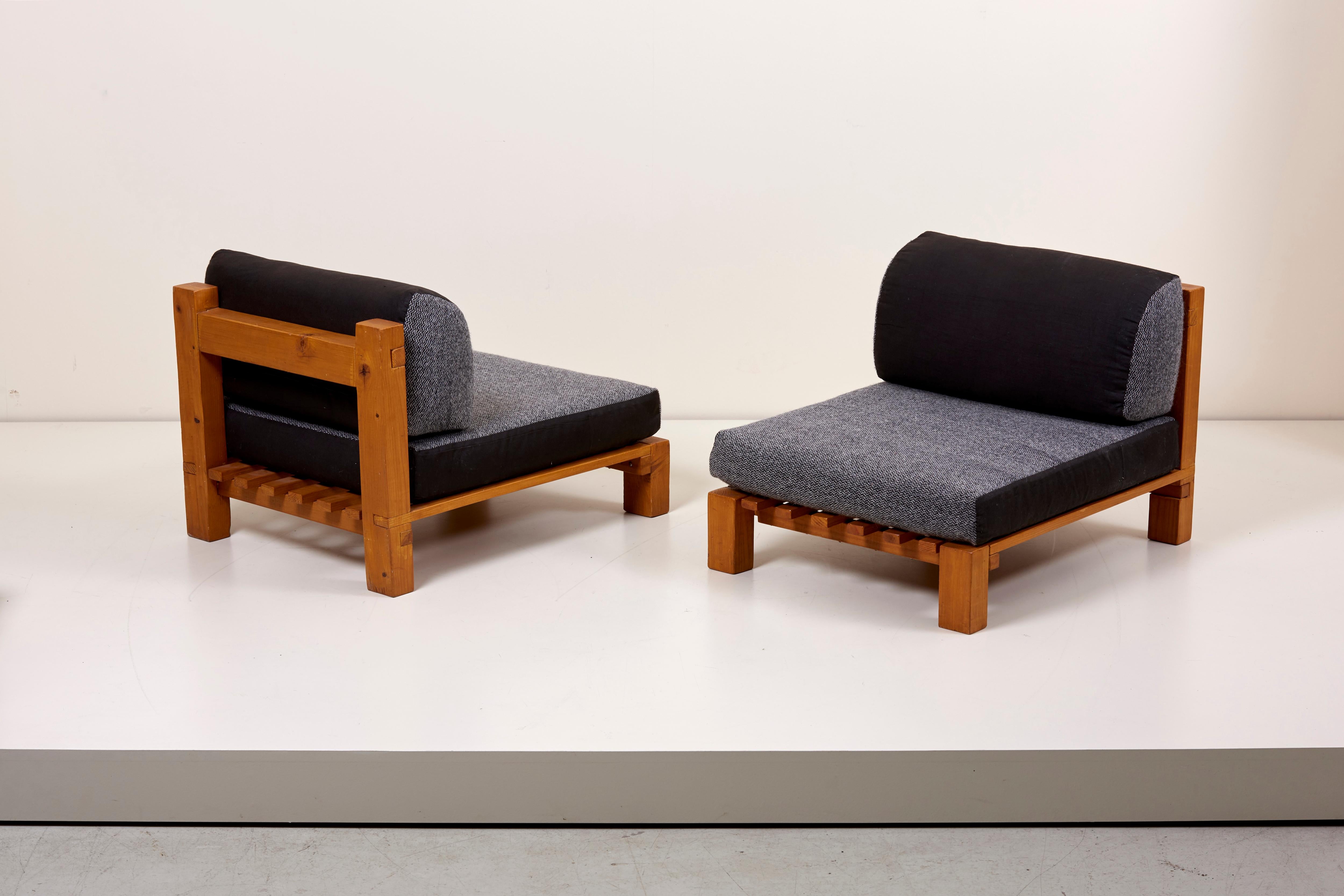 Set of Two Lounge Chairs and Coffee Table Perriand Style, France, 1960s In Excellent Condition In Berlin, DE
