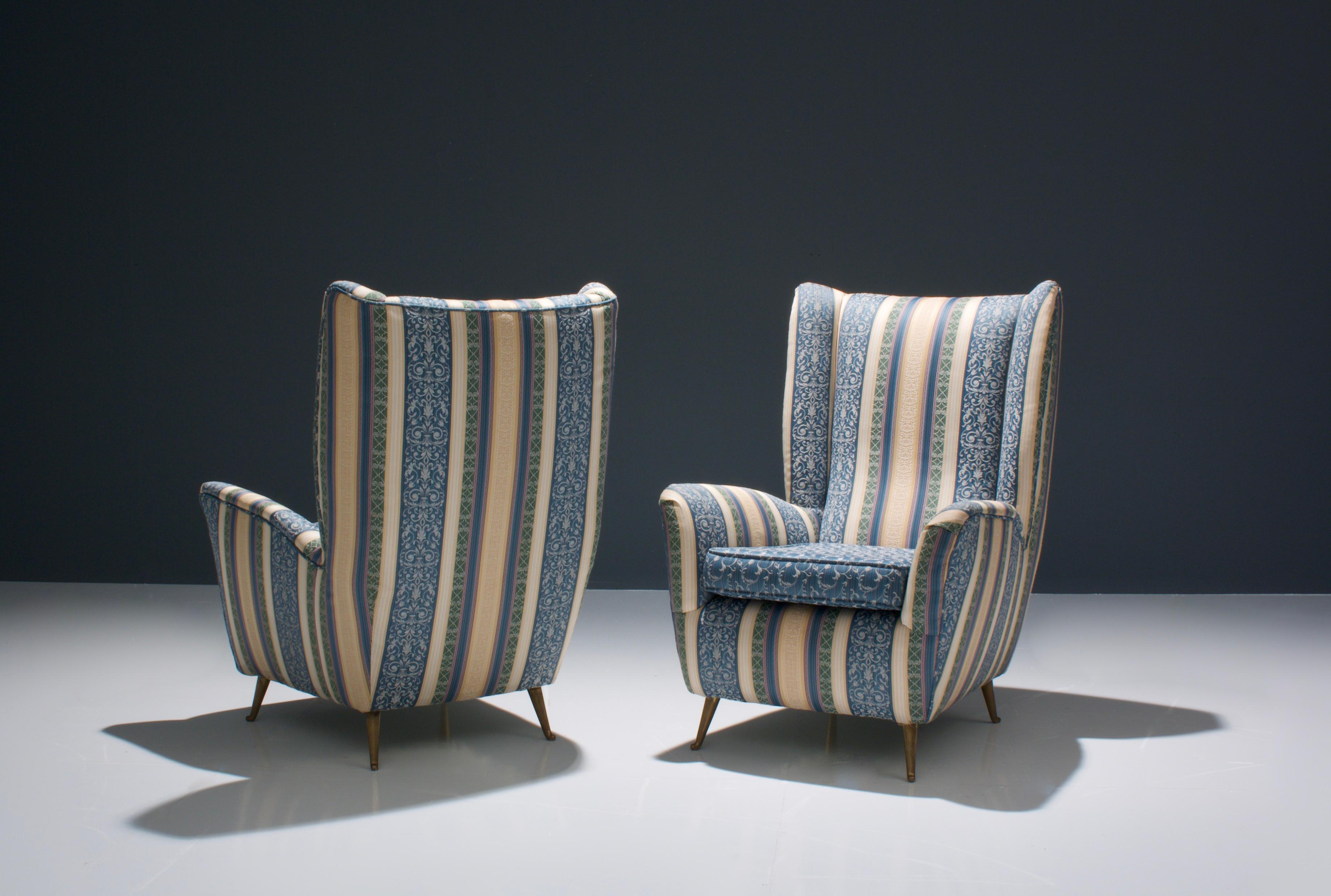 Une paire de chaises longues italiennes confortables, chaleureuses et colorées. Avec leurs formes rondes et leurs coussins doux et propres, ils invitent vraiment à s'asseoir et à se détendre. Vous vous sentirez englobé par la forme du fauteuil, ce