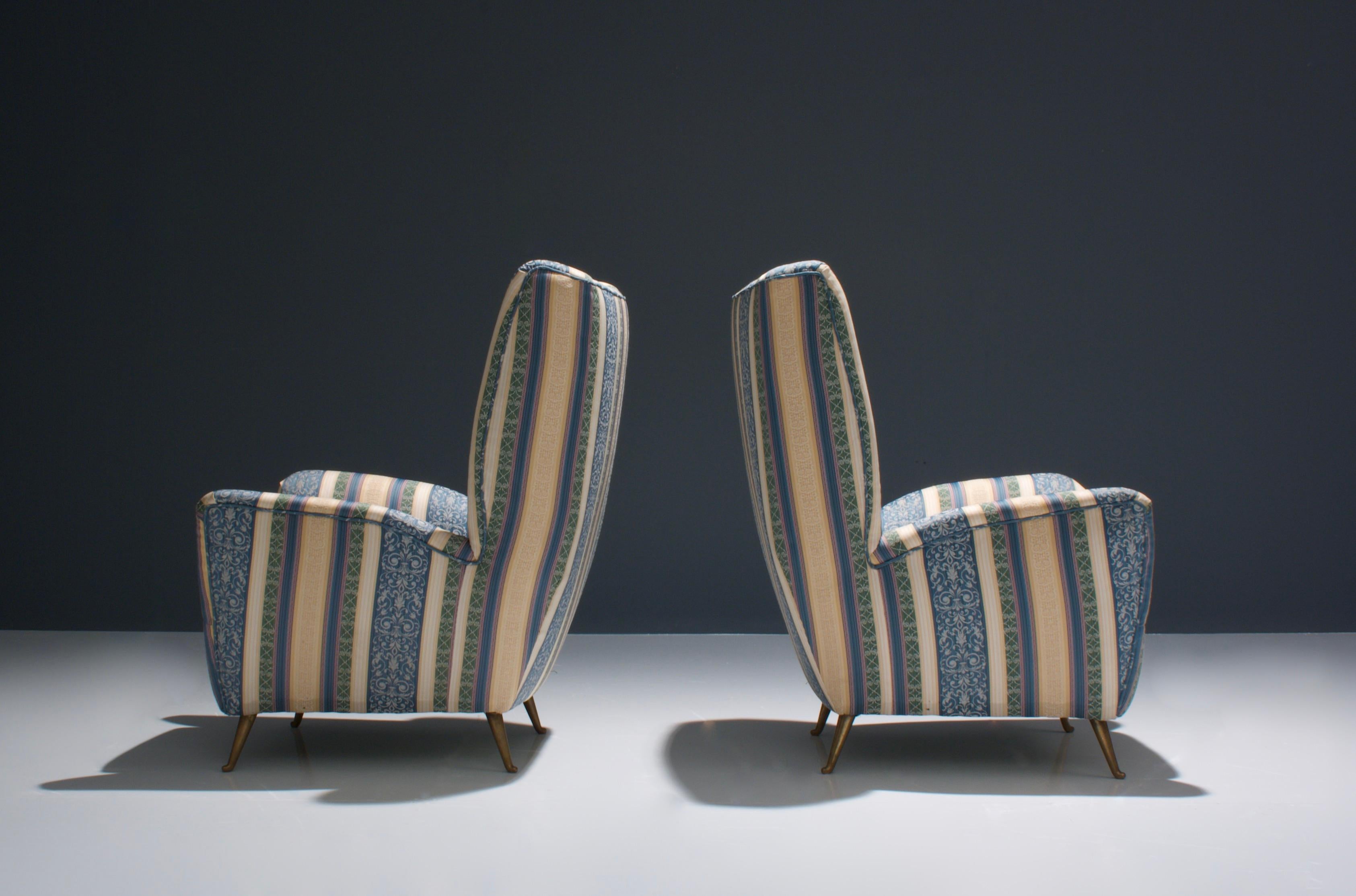 Mid-Century Modern Set of Two Lounge Chairs by I.S.A. in Silk Upholstery and Brass, Italy, 1950s For Sale