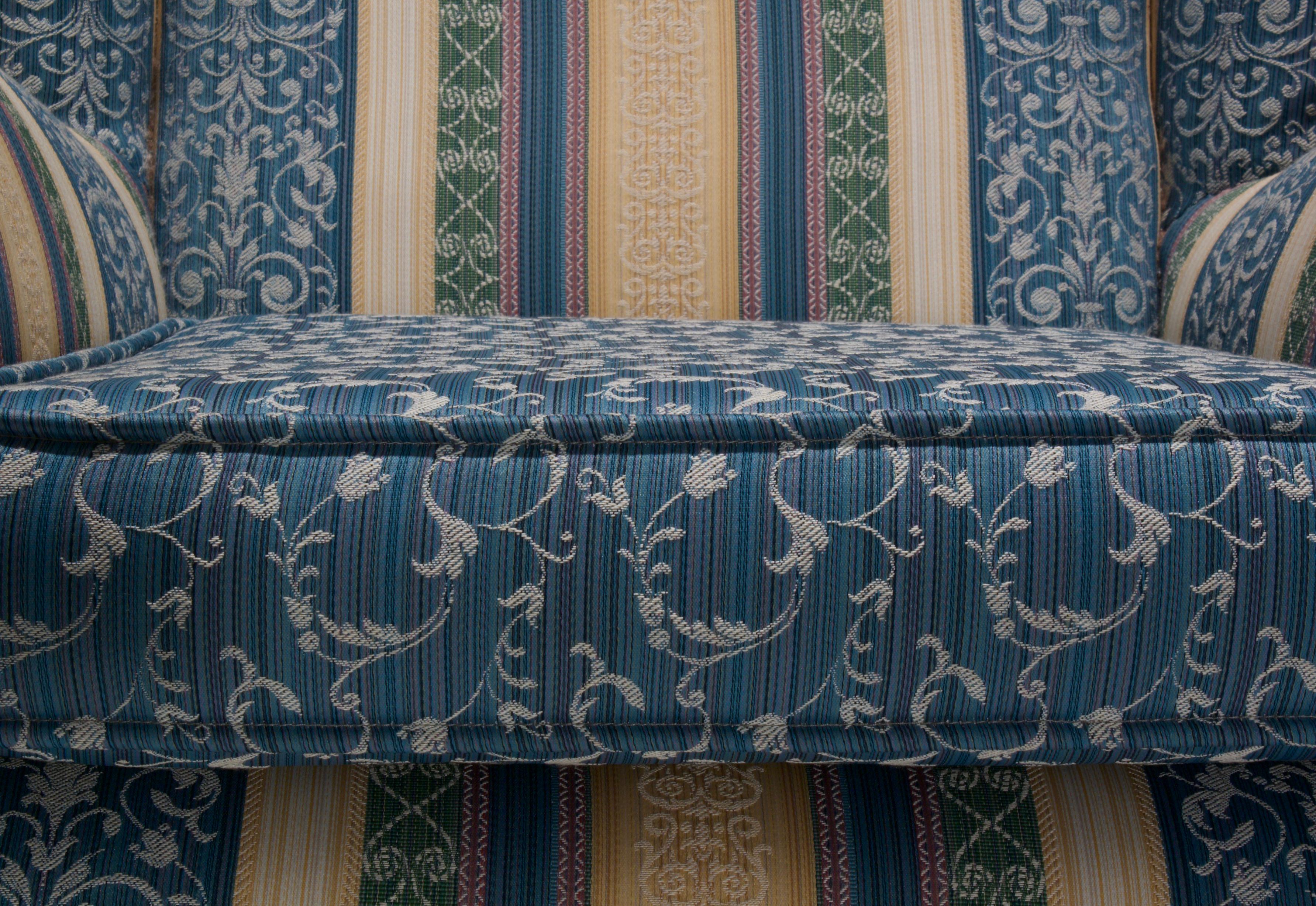 Milieu du XXe siècle Ensemble de deux chaises longues par I.S.A. en tapisserie de soie et laiton, Italie, années 1950 en vente