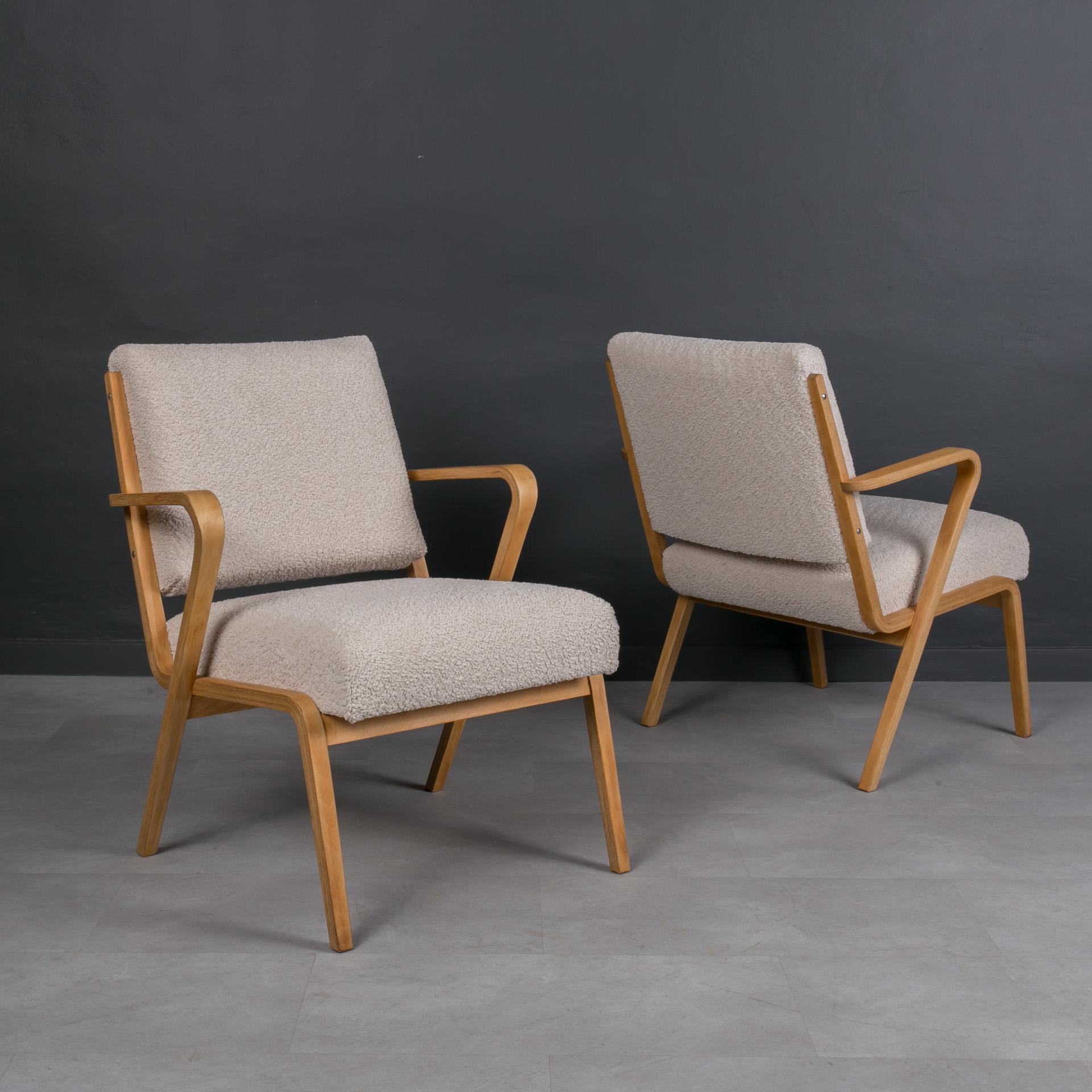 Dieses Set von Sesseln kommt aus Deutschland und wurde um 1960 hergestellt. Entworfen für die Deutschen Werkstätten Hellerau im Jahr 1957 von Selman Selmanagić, einem bosnisch-deutschen Architekten. Die Holzelemente wurden gereinigt und mit