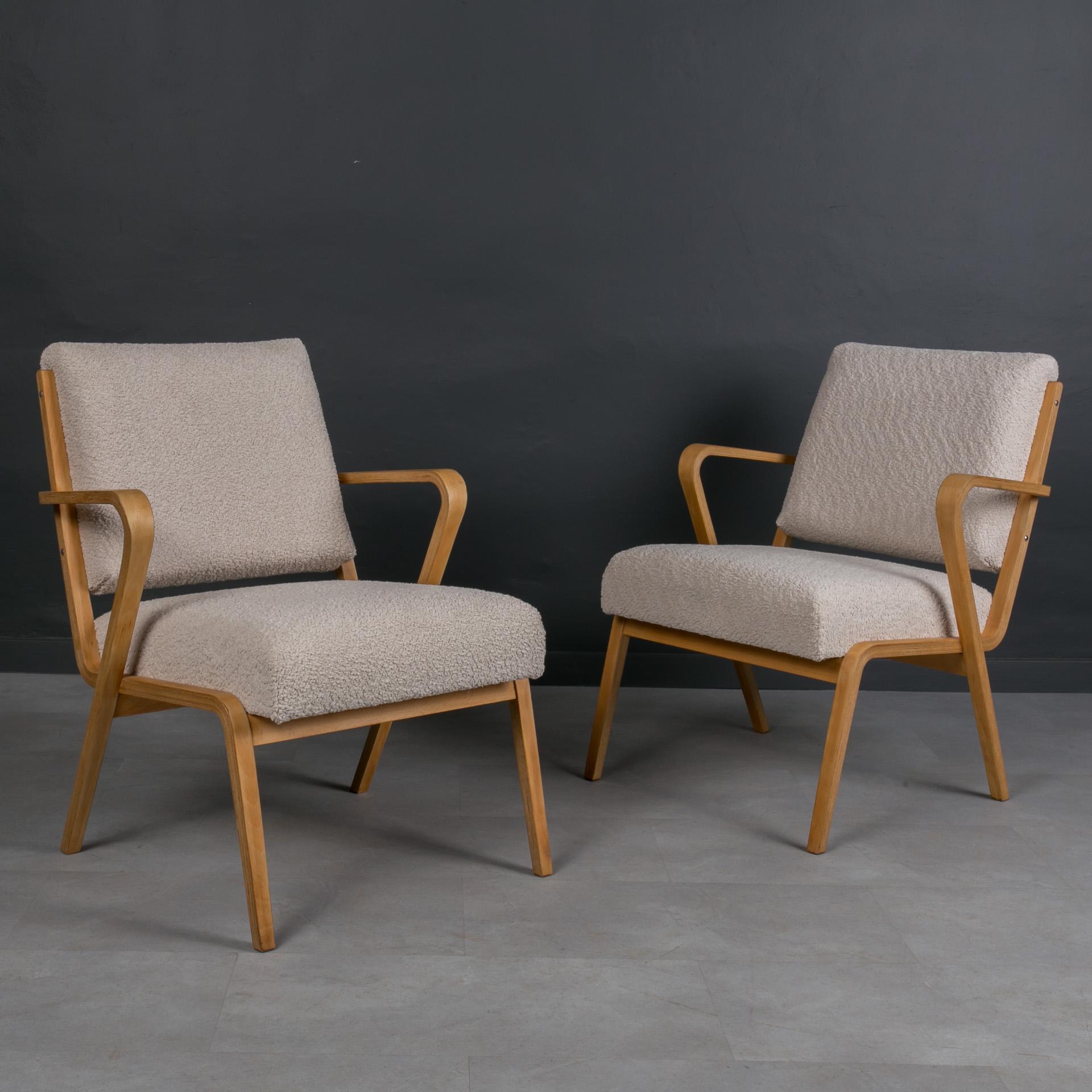Conjunto de dos tumbonas de S. Selmanagić, años 60, retapizadas en boucle crema Moderno de mediados de siglo en venta