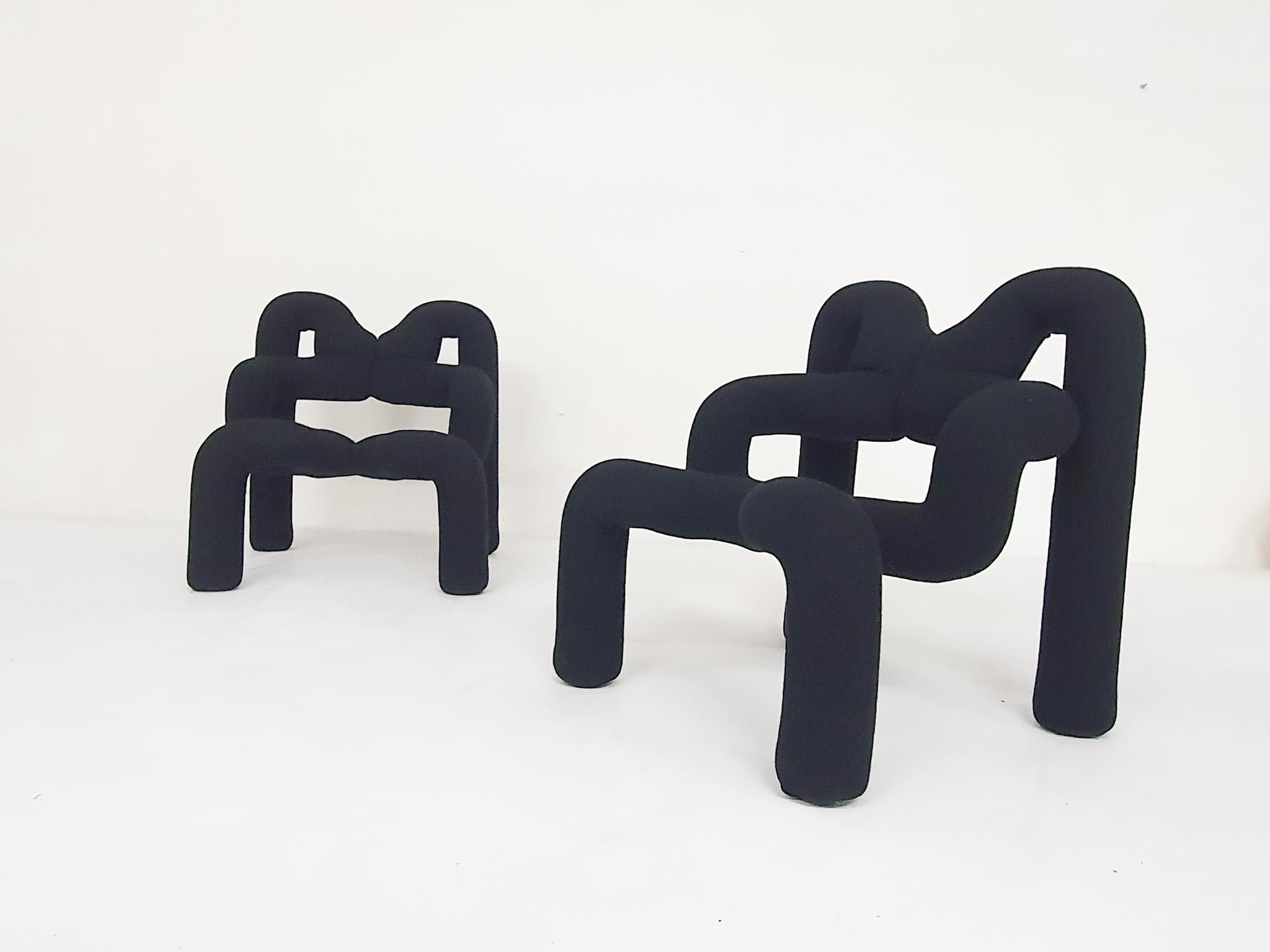 Satz von zwei Vintage Ekstrem Stühlen mit neuen originalen Varier-Bezügen aus schwarzer Wolle.
