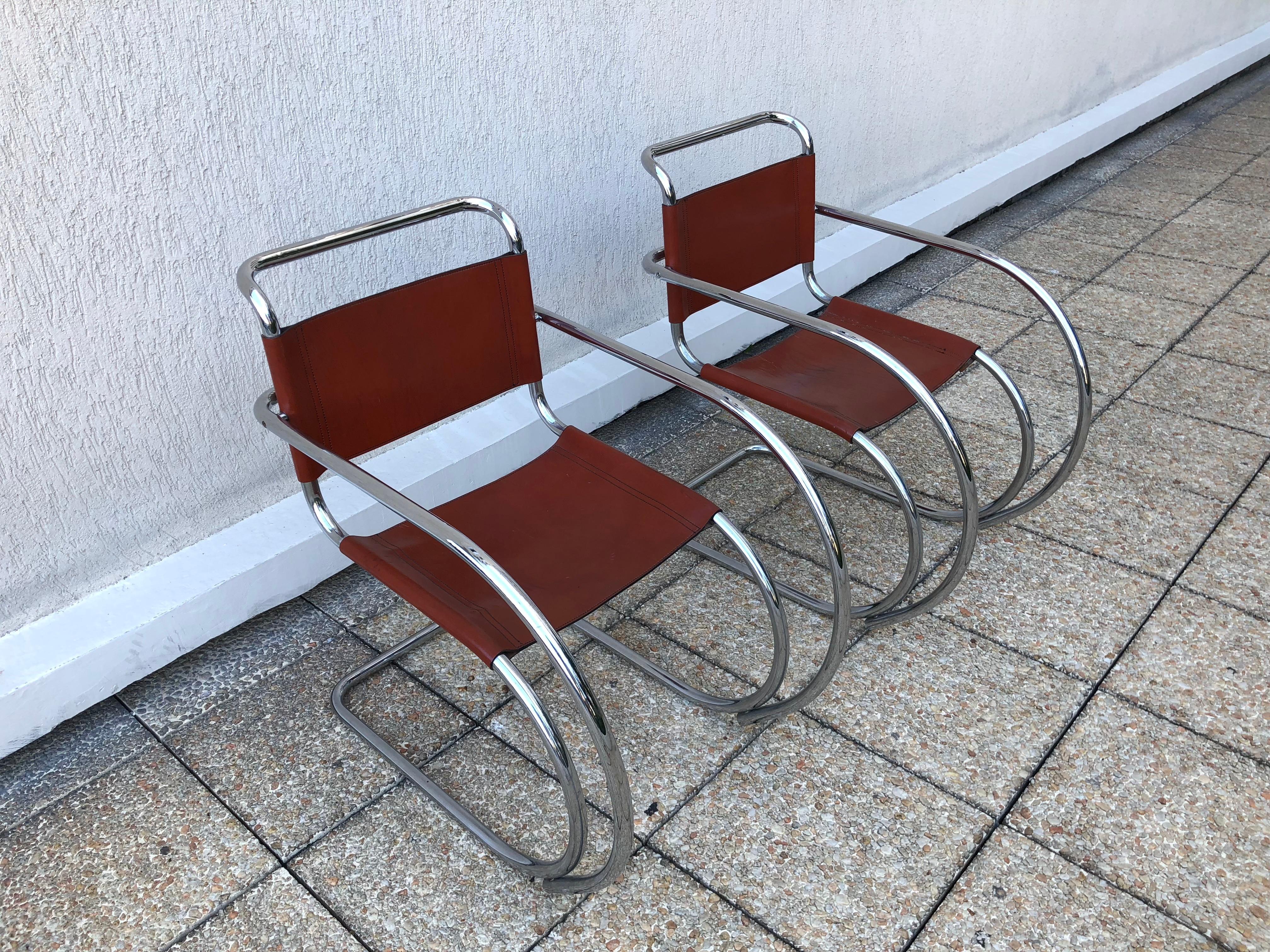 Rare set of two vintage loungue MR20 chairs of the famous designer Ludwig Mies van der Rohe. The chairs were made in the 1960s. This authentique items shows some traces of use that’s give them a lot of charm.