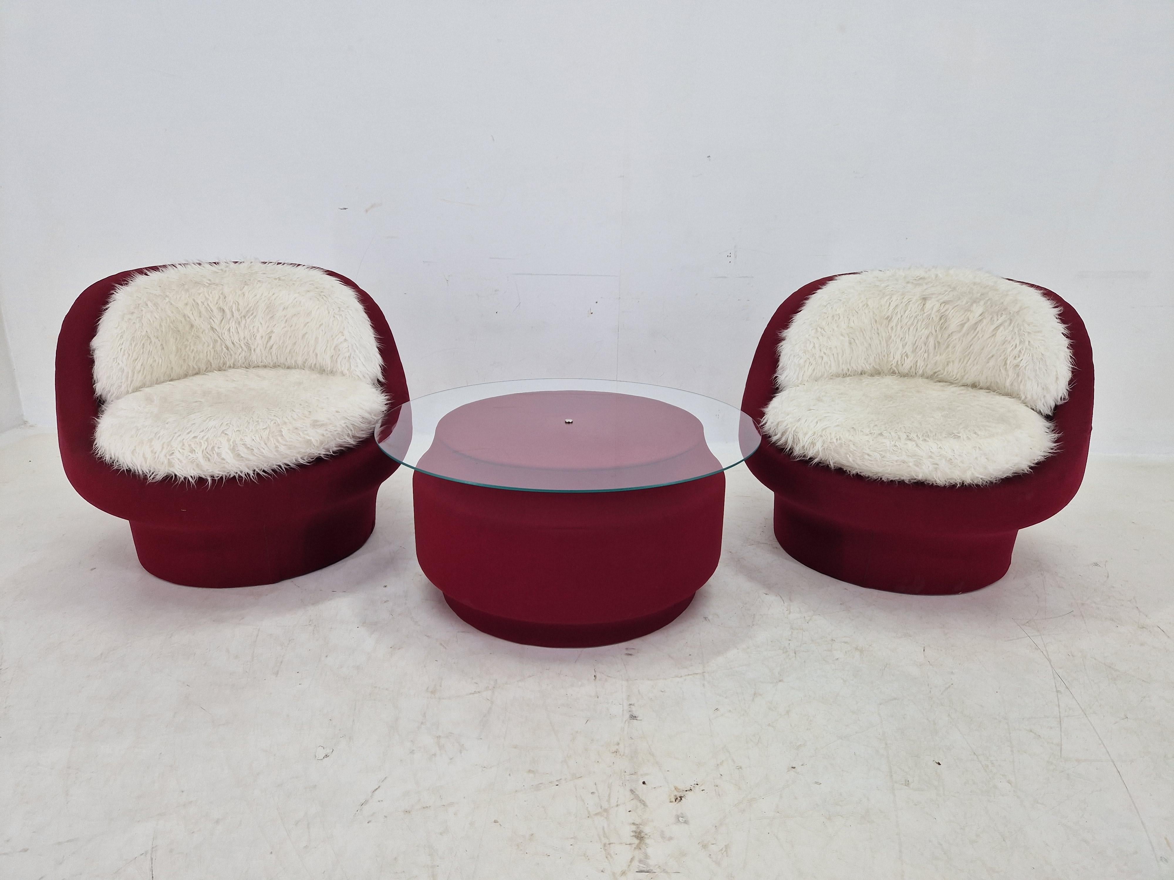 Set of Two Lounge or Club Chairs and Coffee Table, France, 1970s For Sale 3