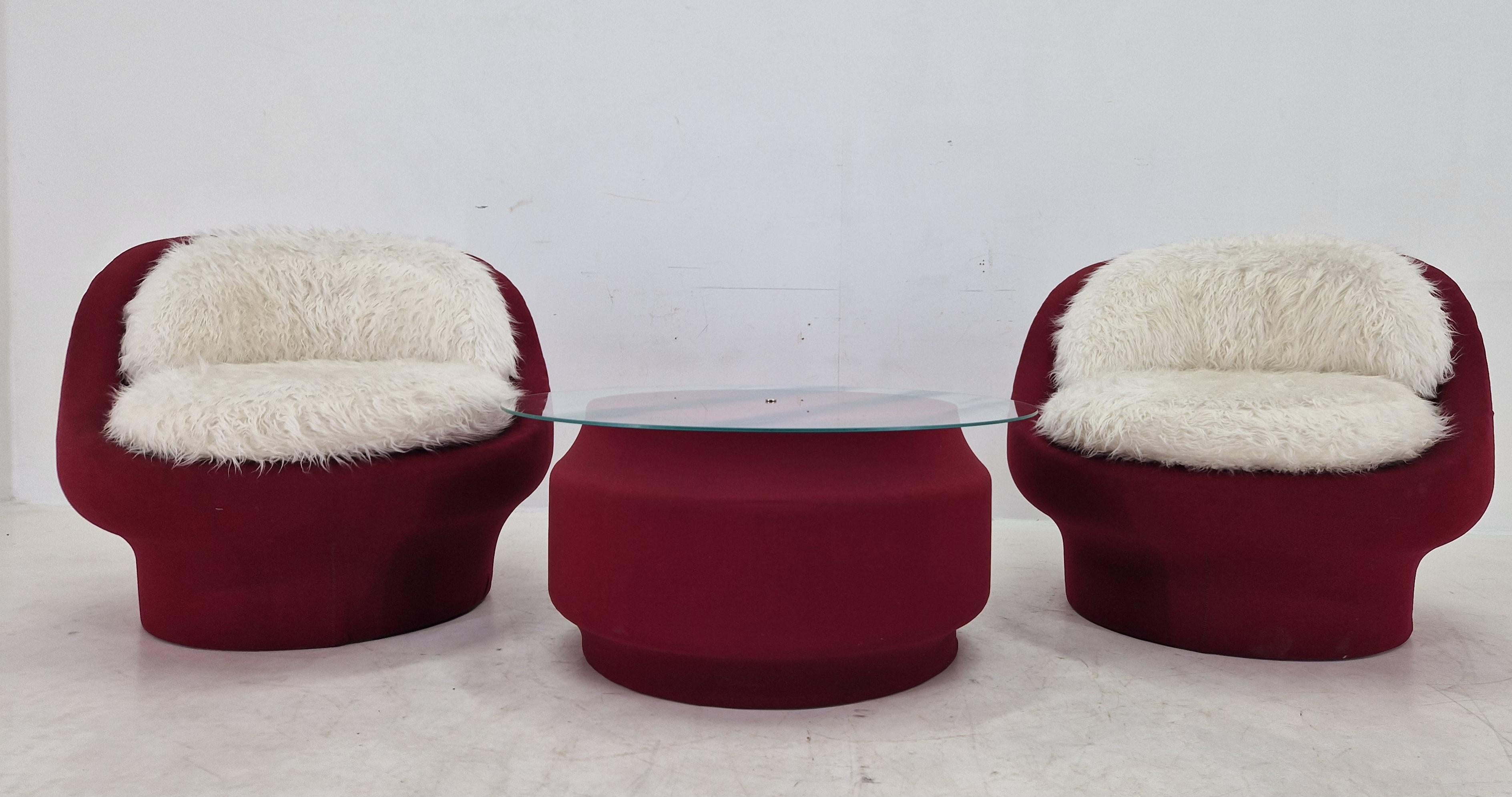 Set of Two Lounge or Club Chairs and Coffee Table, France, 1970s For Sale 4