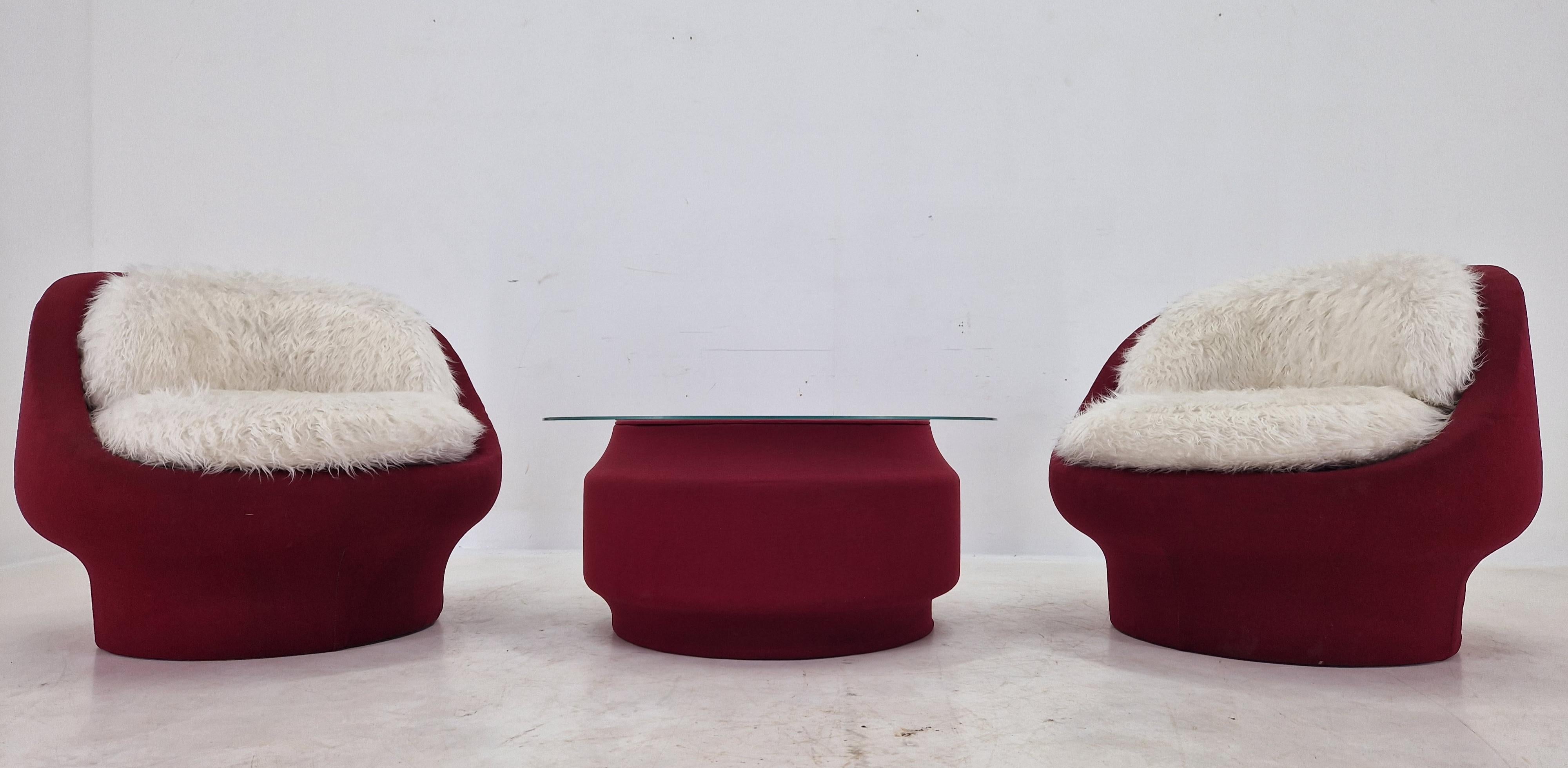 Mid-Century Modern Set of Two Lounge or Club Chairs and Coffee Table, France, 1970s For Sale
