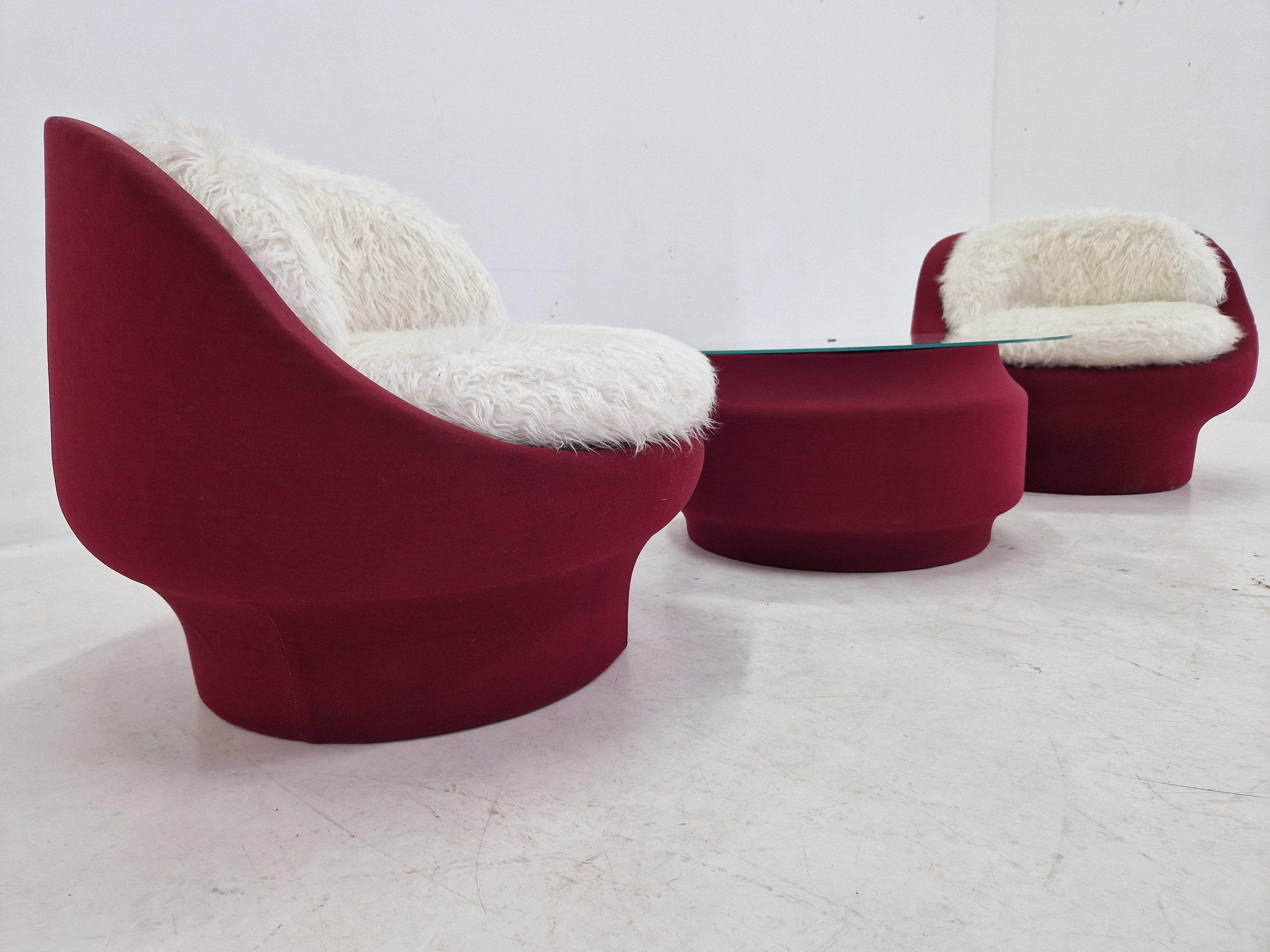Set of Two Lounge or Club Chairs and Coffee Table, France, 1970s For Sale 1