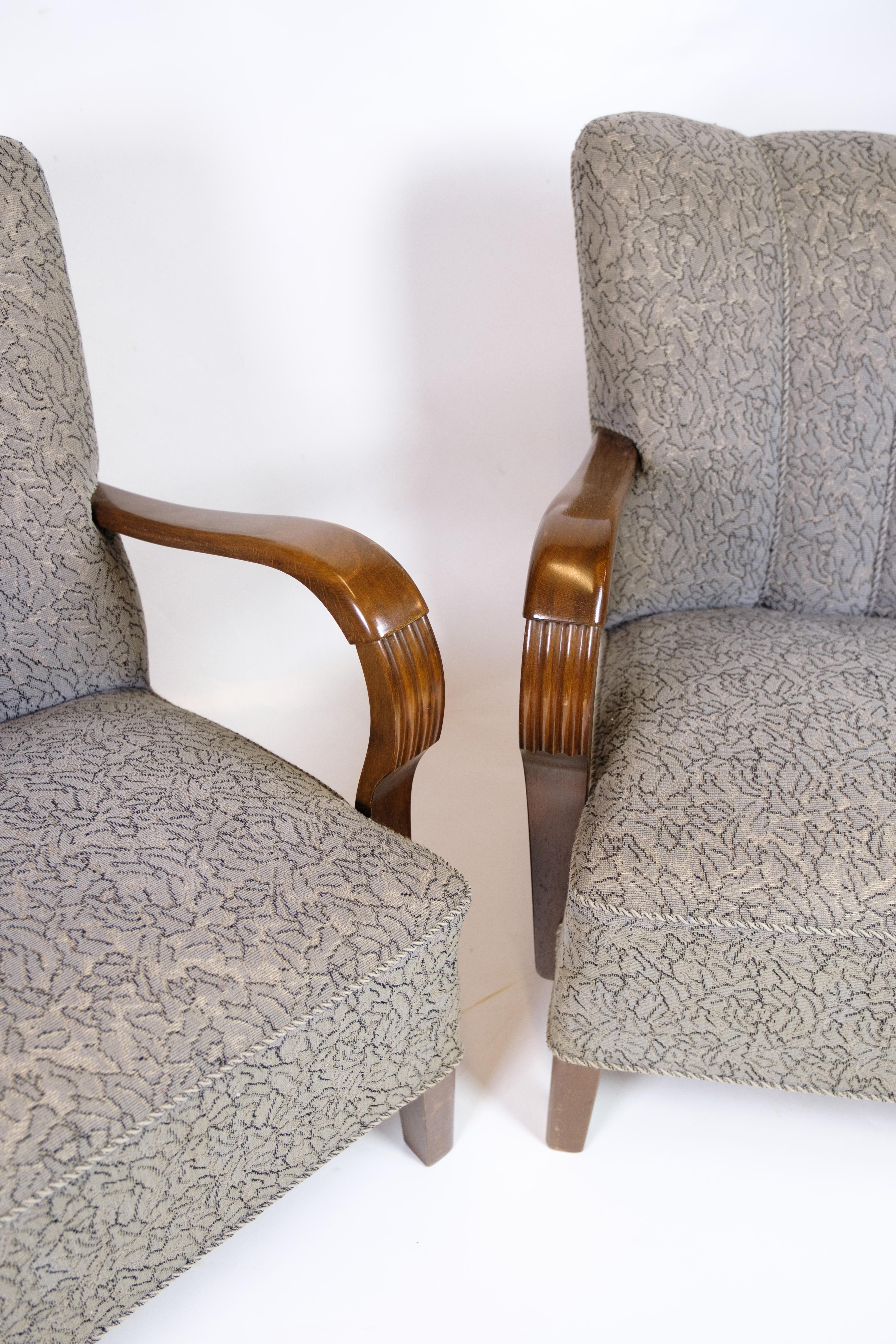Mid-Century moderno Set di due sedie a sdraio in legno scuro e tessuto floreale degli anni '60 in vendita