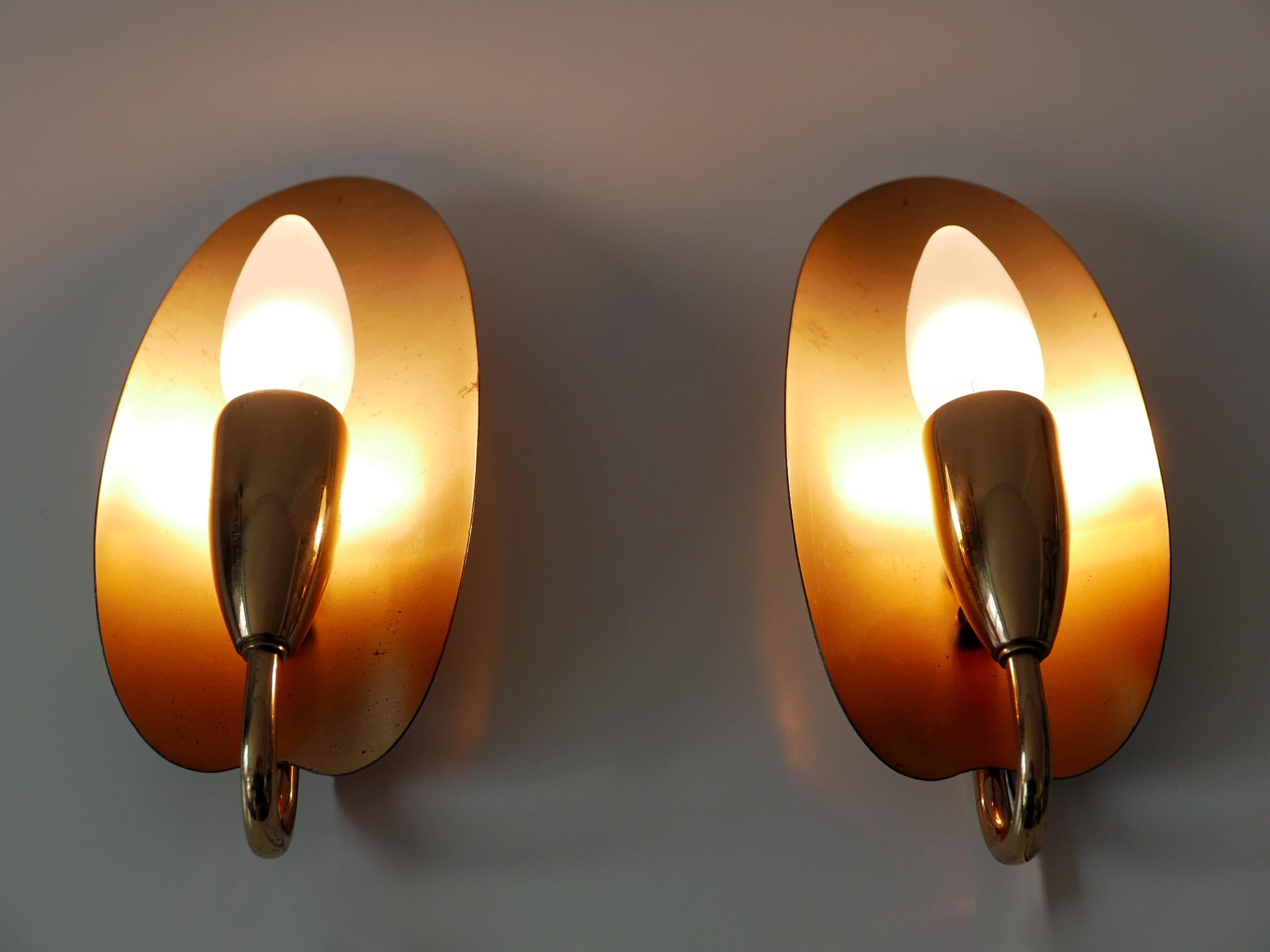 Metà XX secolo Set di due graziose lampade da parete in ottone della metà del secolo scorso Germania anni '50 in vendita