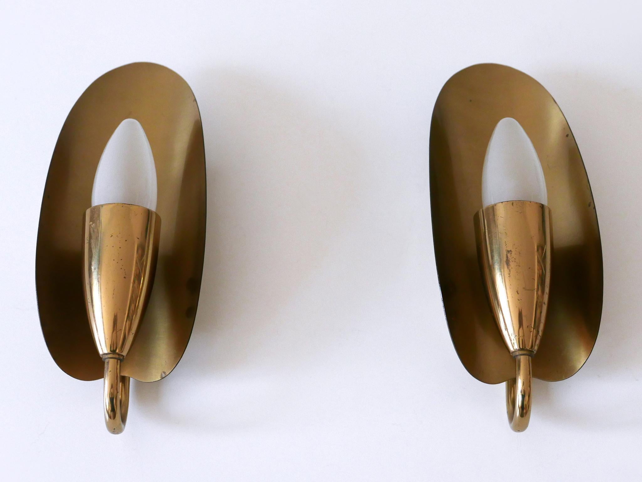 Metà XX secolo Set di due graziose lampade da parete in ottone della metà del secolo scorso Germania anni '50 in vendita