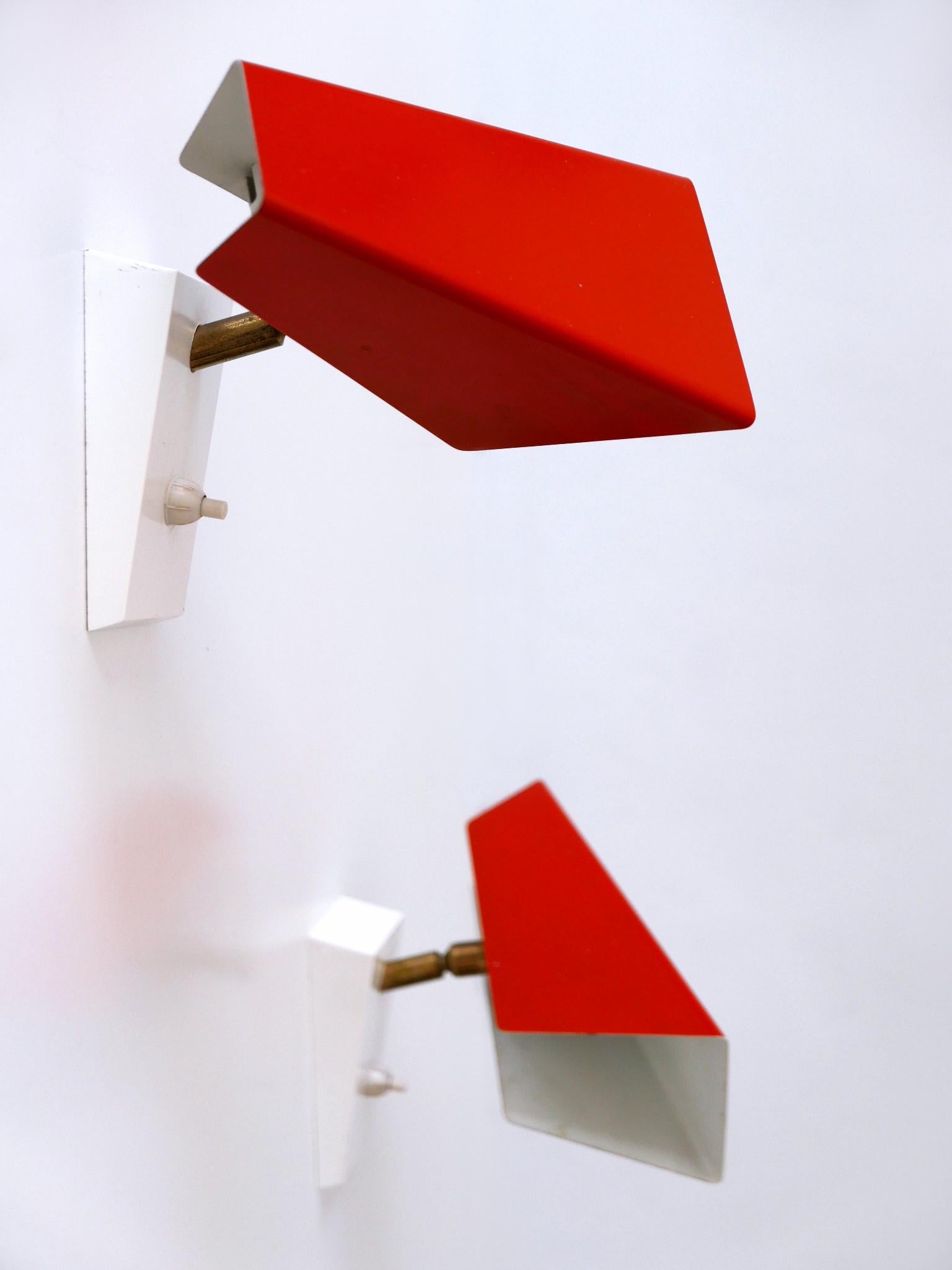 Set di due rare e molto decorative applique o lampade da parete del Mid Century Modern. Progettato e prodotto in Germania, negli anni '60.

Realizzata in metallo smaltato rosso-arancio e plastica, ogni applique è dotata di 1 E14 / E12.  Attacco per