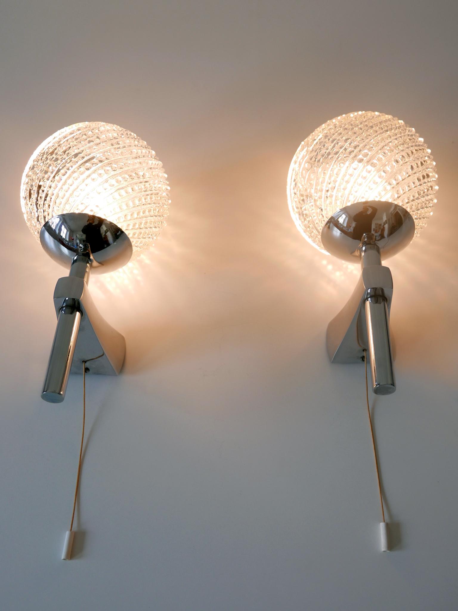 Set of Two Lovely Mid-Century Modern Textured Glass Sconces or Wall Lamps 1970s In Good Condition For Sale In Munich, DE