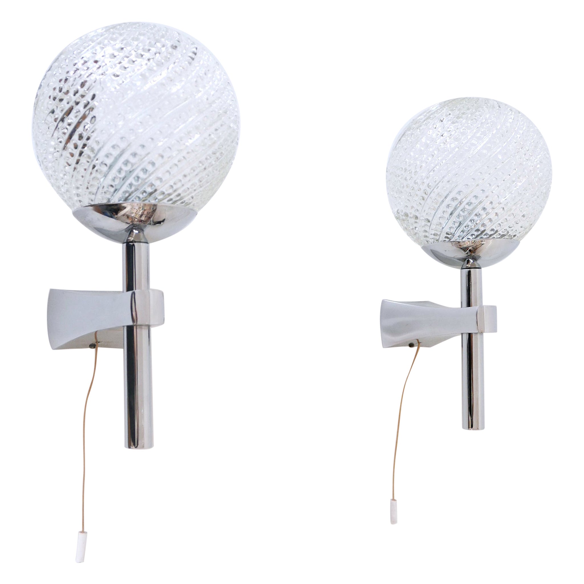 Set di due graziose lampade da parete o sconces in vetro testurizzato della modernità di metà secolo 1970