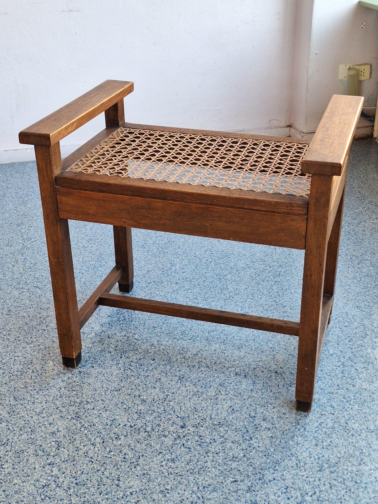 Cet ensemble inhabituel et très attrayant de deux chaises basses et d'une table basse de l'école d'Amsterdam / période Art déco vers les années 1930 offre une touche d'originalité, surtout s'il est placé comme mobilier de hall d'entrée.

L'ensemble