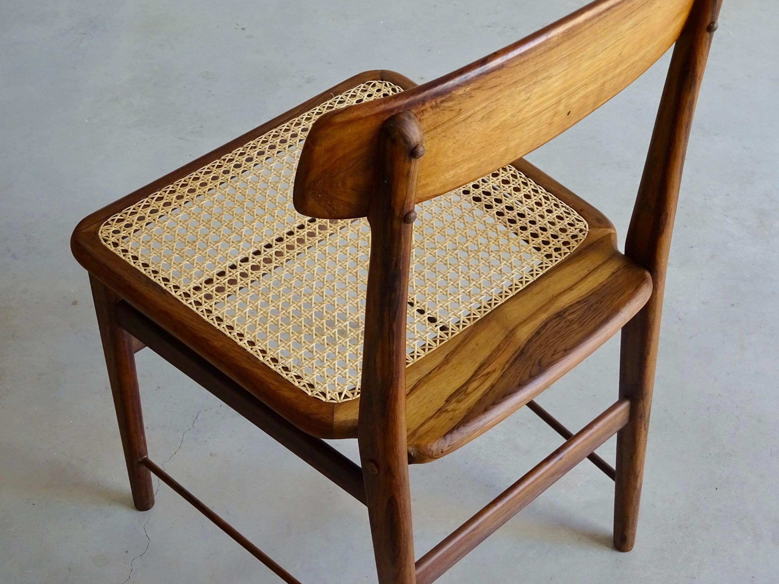 Ensemble de deux chaises de salle à manger A Costa, par Sérgio Rodrigues. Brésil, années 1960 en vente 4