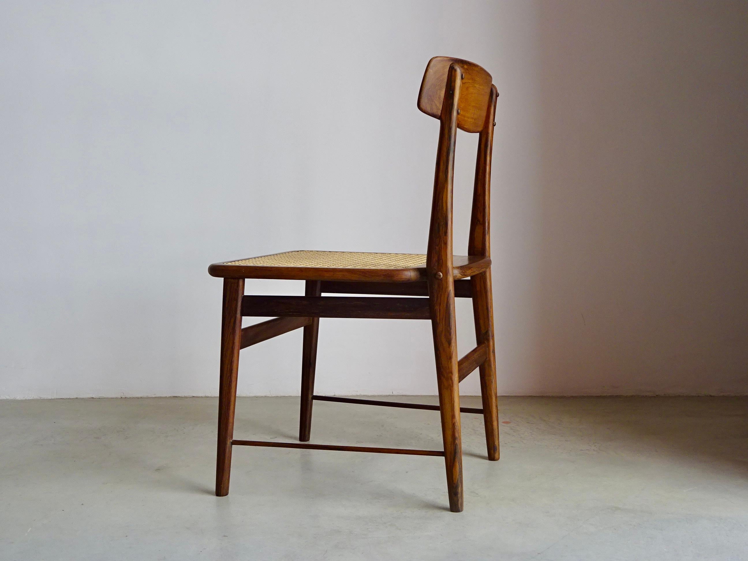 Ensemble de deux chaises de salle à manger A Costa, par Sérgio Rodrigues. Brésil, années 1960 en vente 8