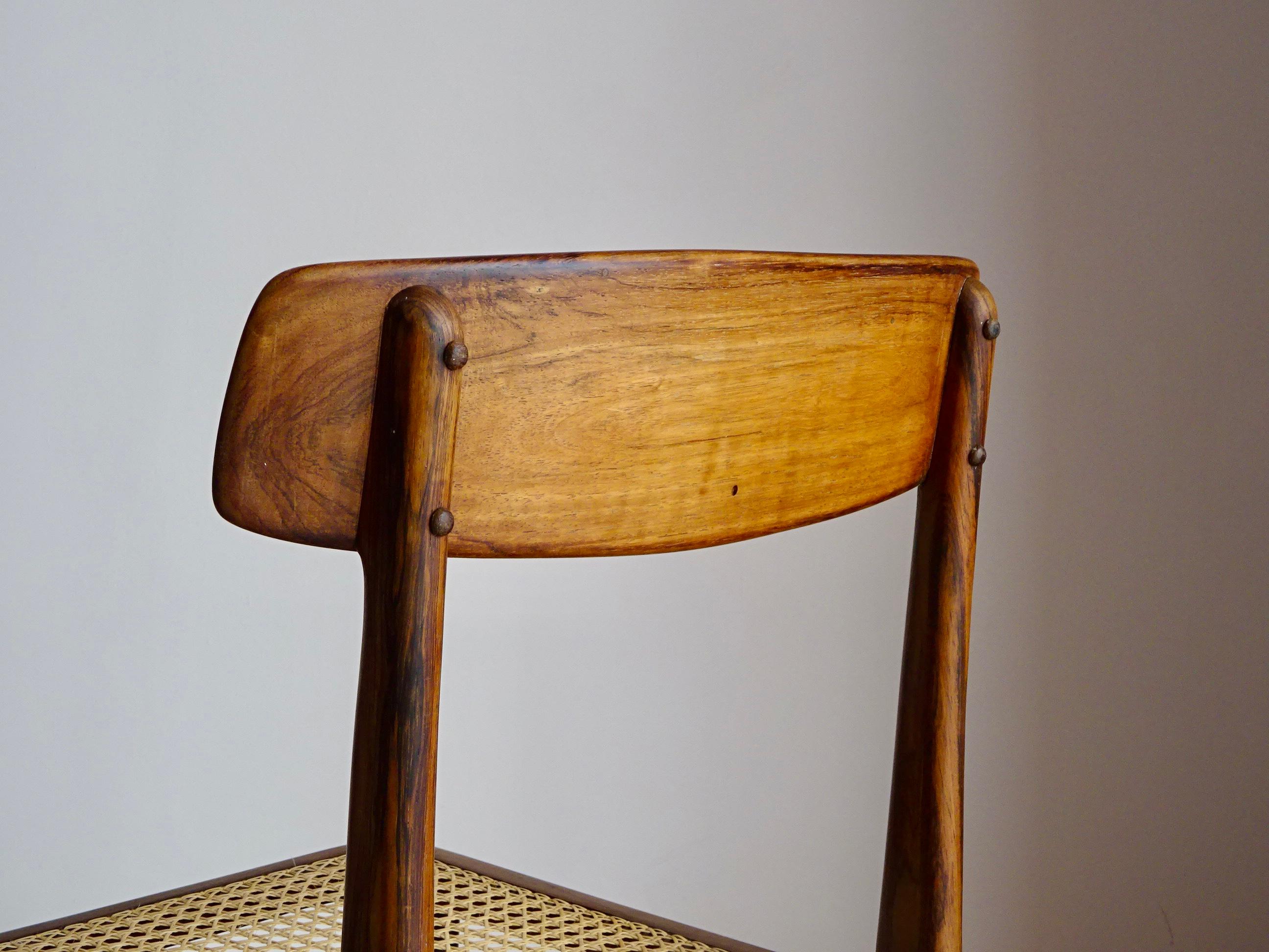 Ensemble de deux chaises de salle à manger A Costa, par Sérgio Rodrigues. Brésil, années 1960 en vente 9