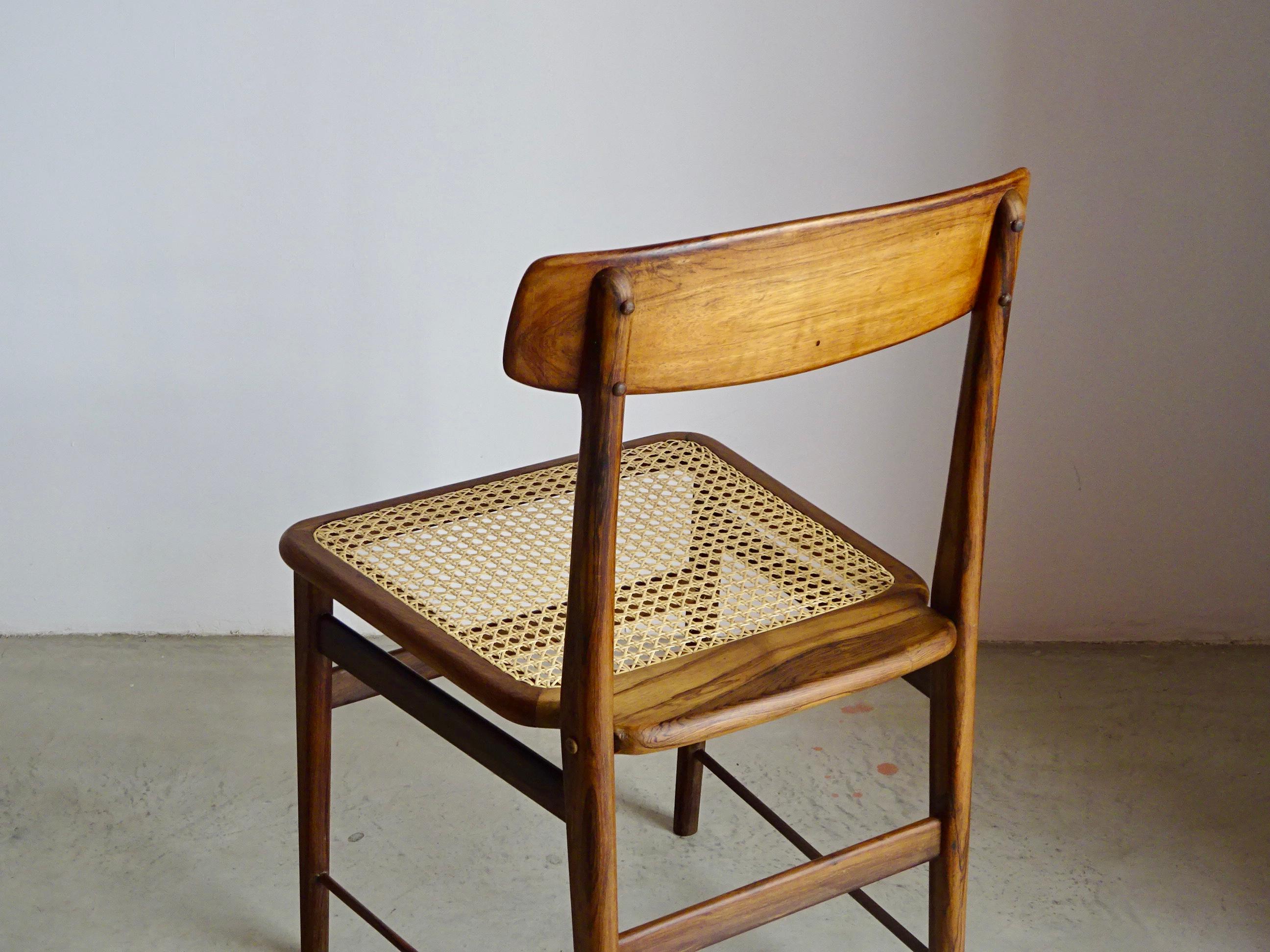 Ensemble de deux chaises de salle à manger A Costa, par Sérgio Rodrigues. Brésil, années 1960 en vente 10