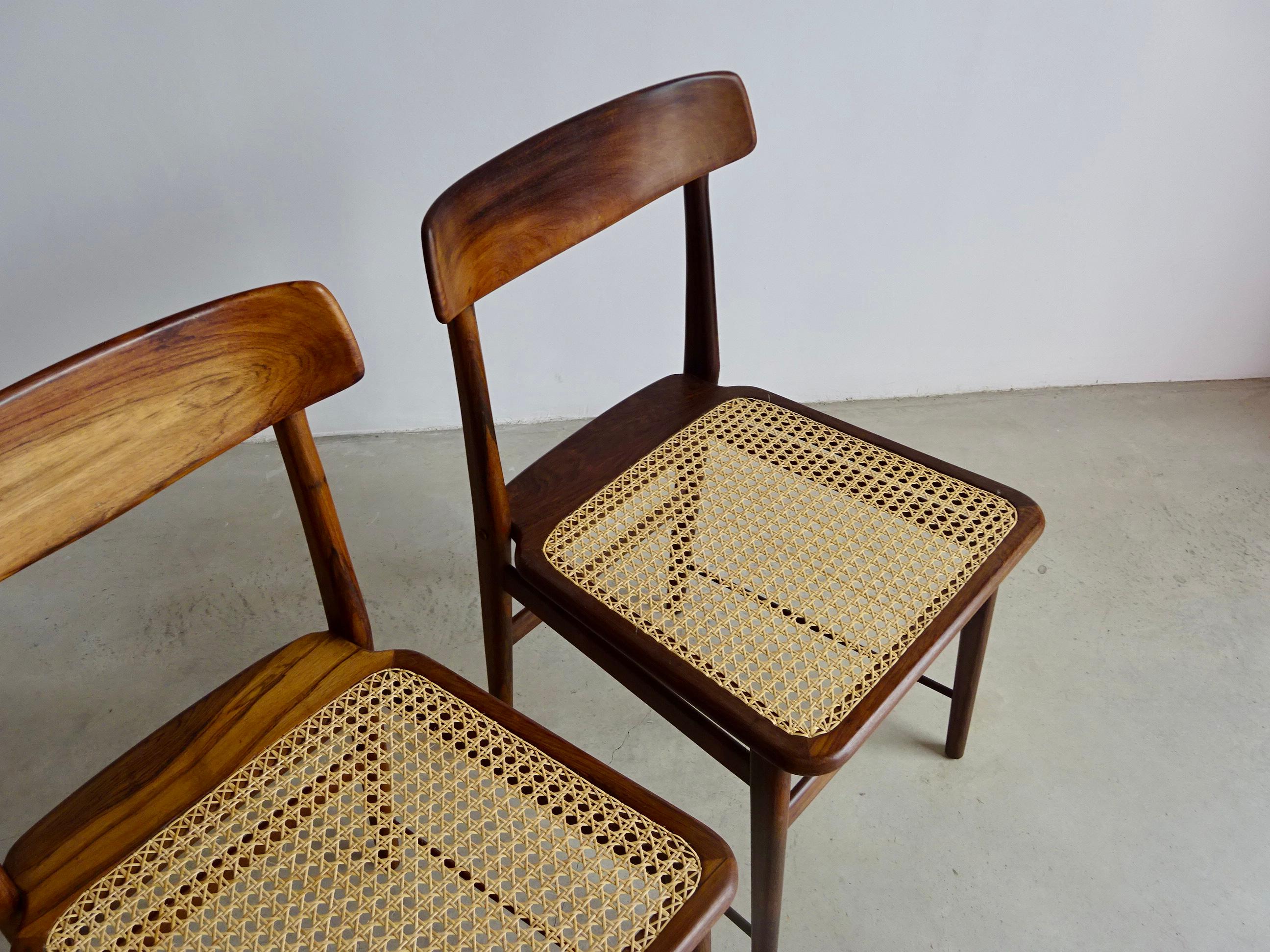 Ensemble de deux chaises de salle à manger A Costa, par Sérgio Rodrigues. Brésil, années 1960 en vente 11