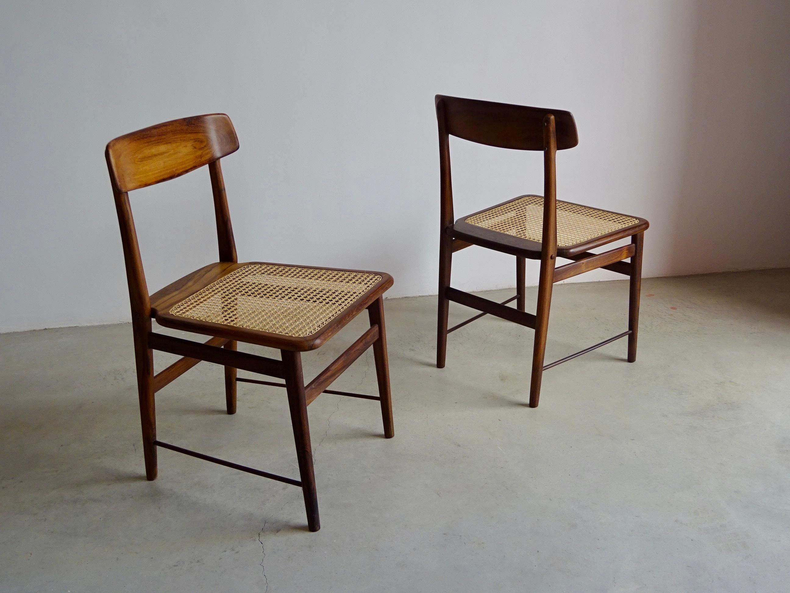 Ensemble de deux chaises de salle à manger A Costa, par Sérgio Rodrigues. Brésil, années 1960 en vente 13