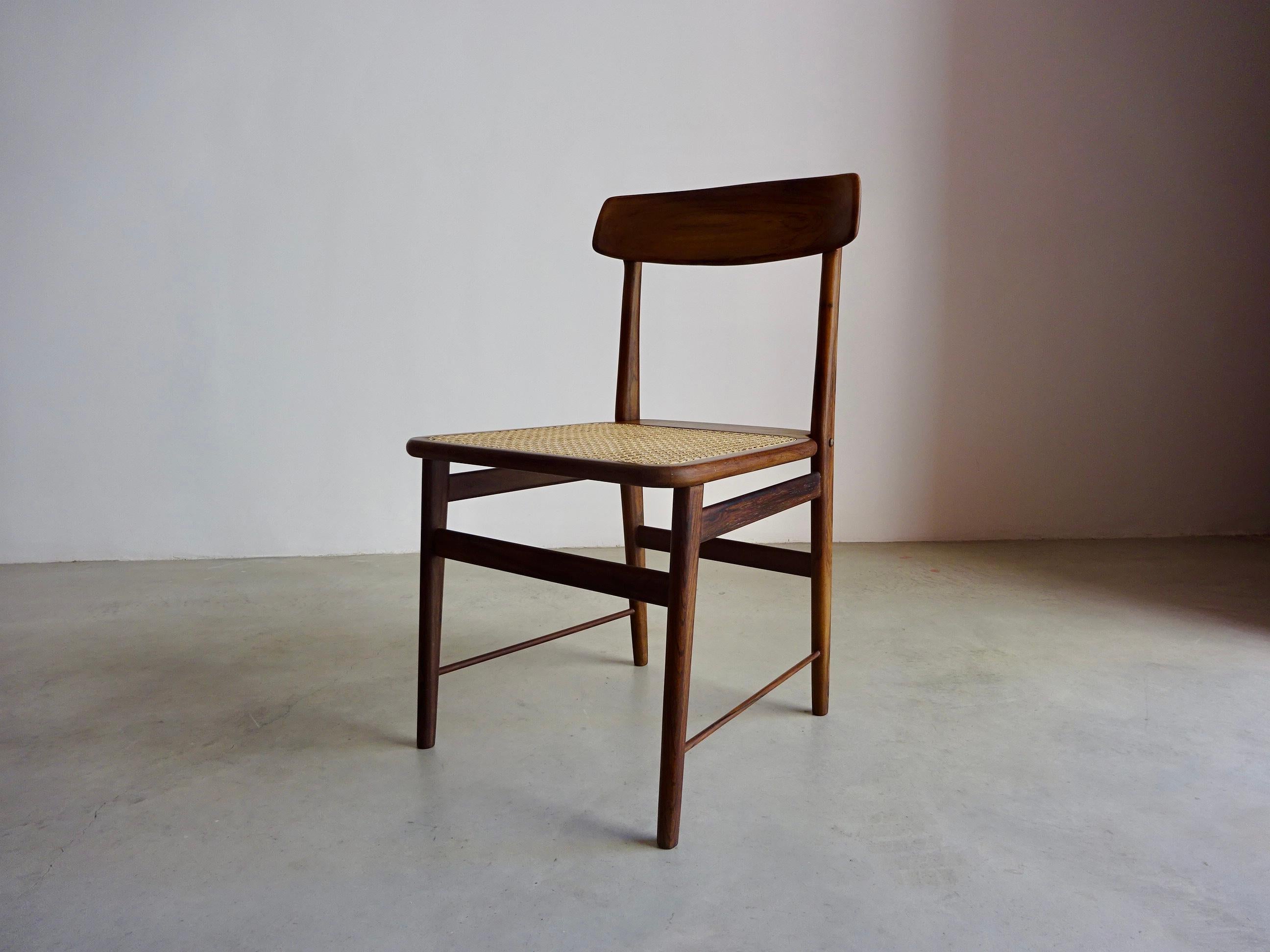 Brésilien Ensemble de deux chaises de salle à manger A Costa, par Sérgio Rodrigues. Brésil, années 1960 en vente