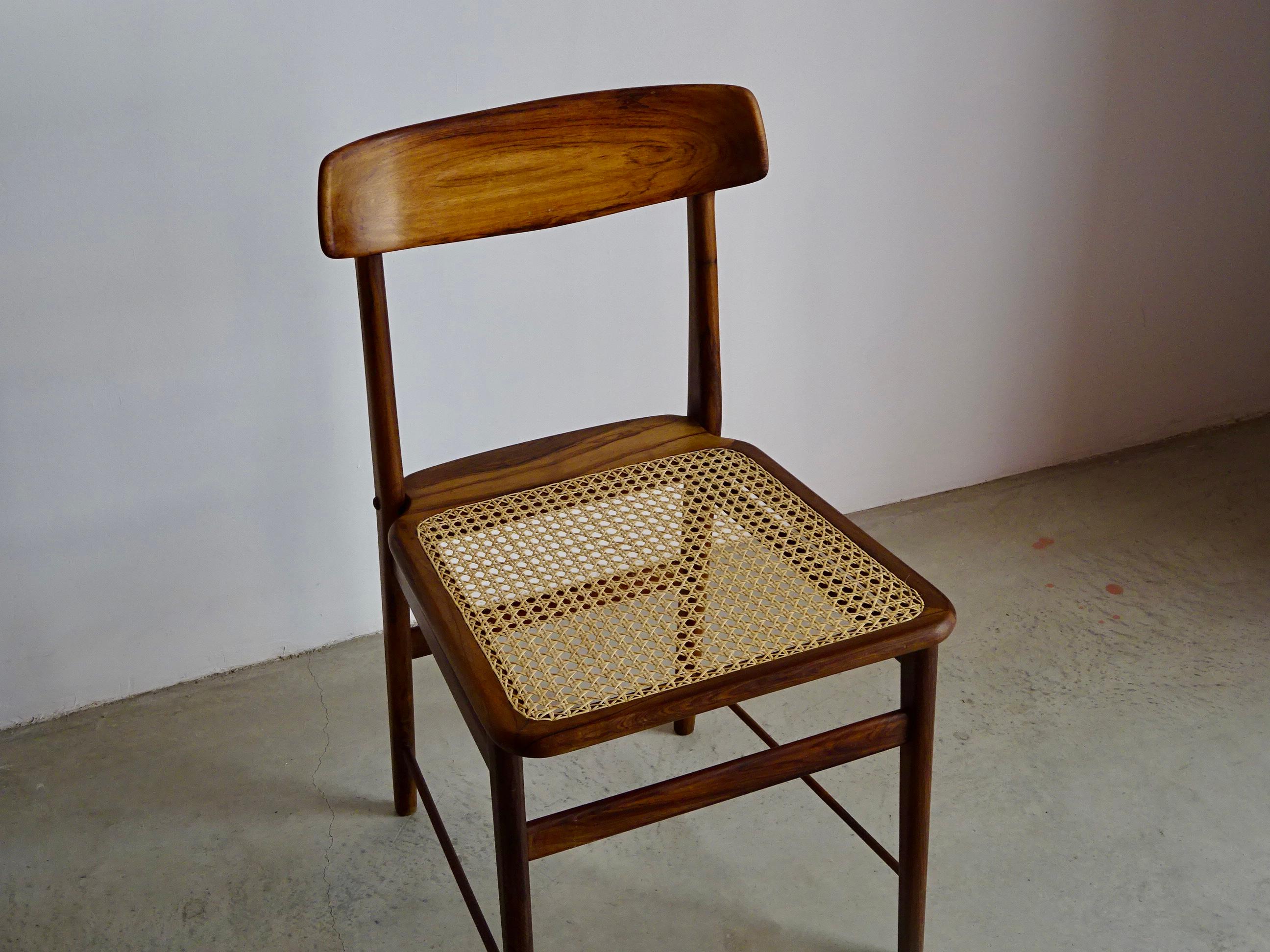 Milieu du XXe siècle Ensemble de deux chaises de salle à manger A Costa, par Sérgio Rodrigues. Brésil, années 1960 en vente