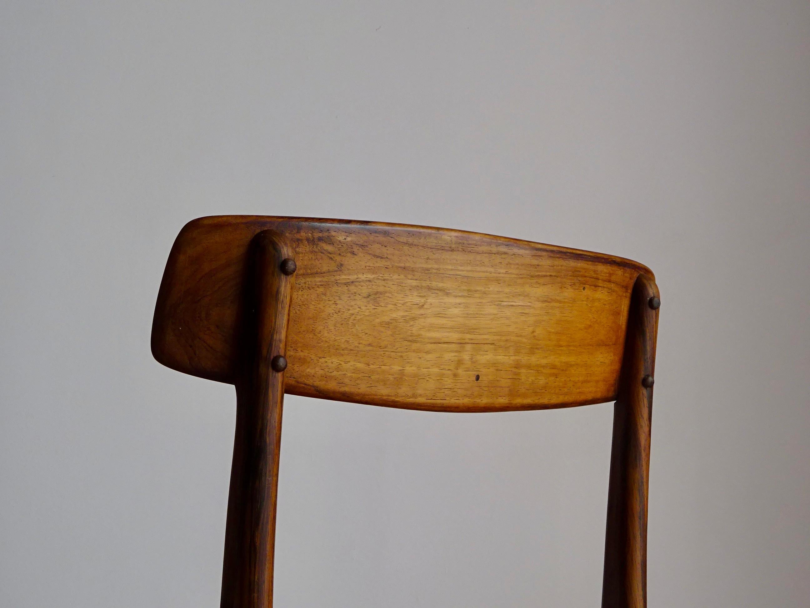 Ensemble de deux chaises de salle à manger A Costa, par Sérgio Rodrigues. Brésil, années 1960 en vente 2