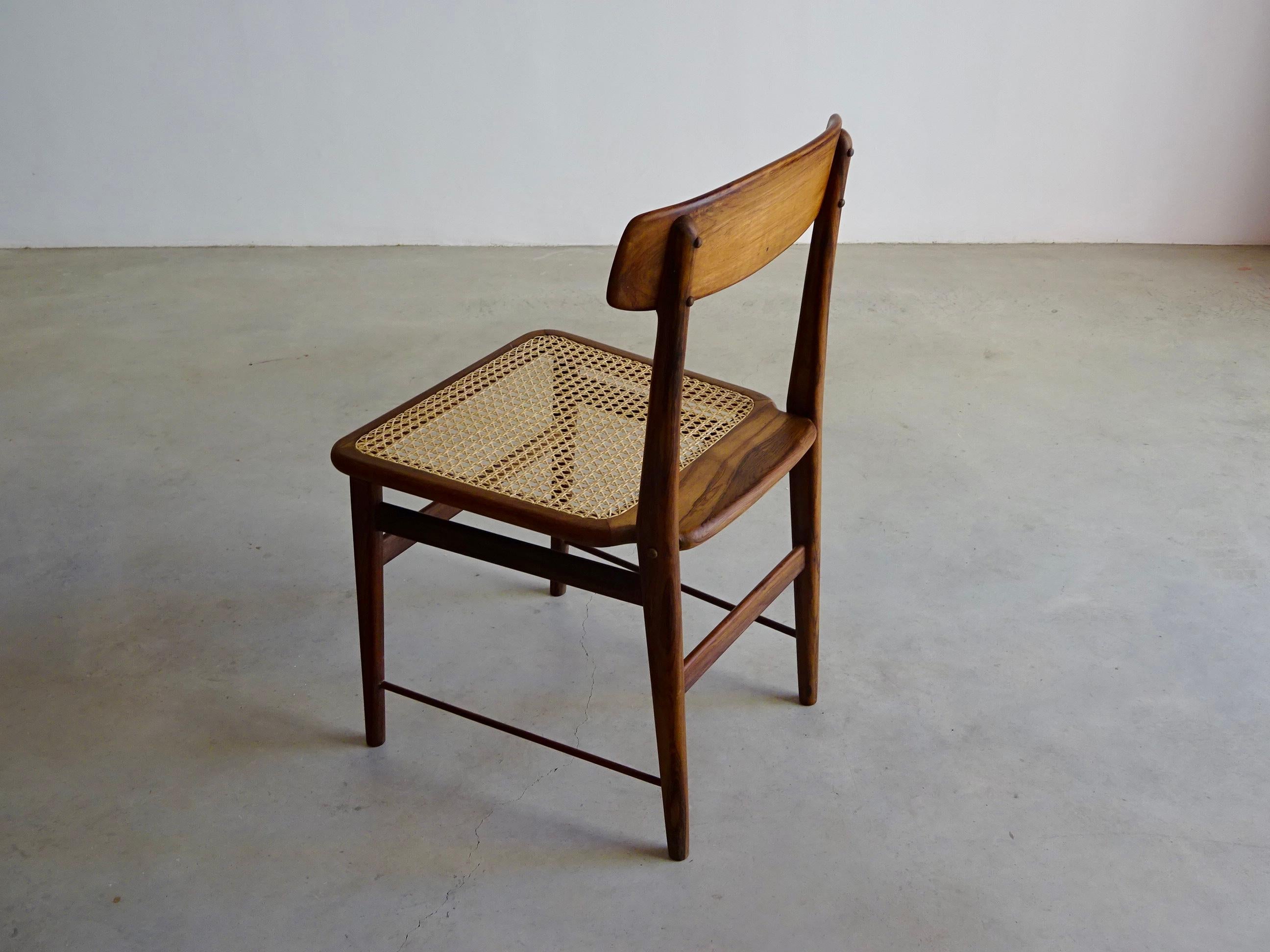 Ensemble de deux chaises de salle à manger A Costa, par Sérgio Rodrigues. Brésil, années 1960 en vente 3