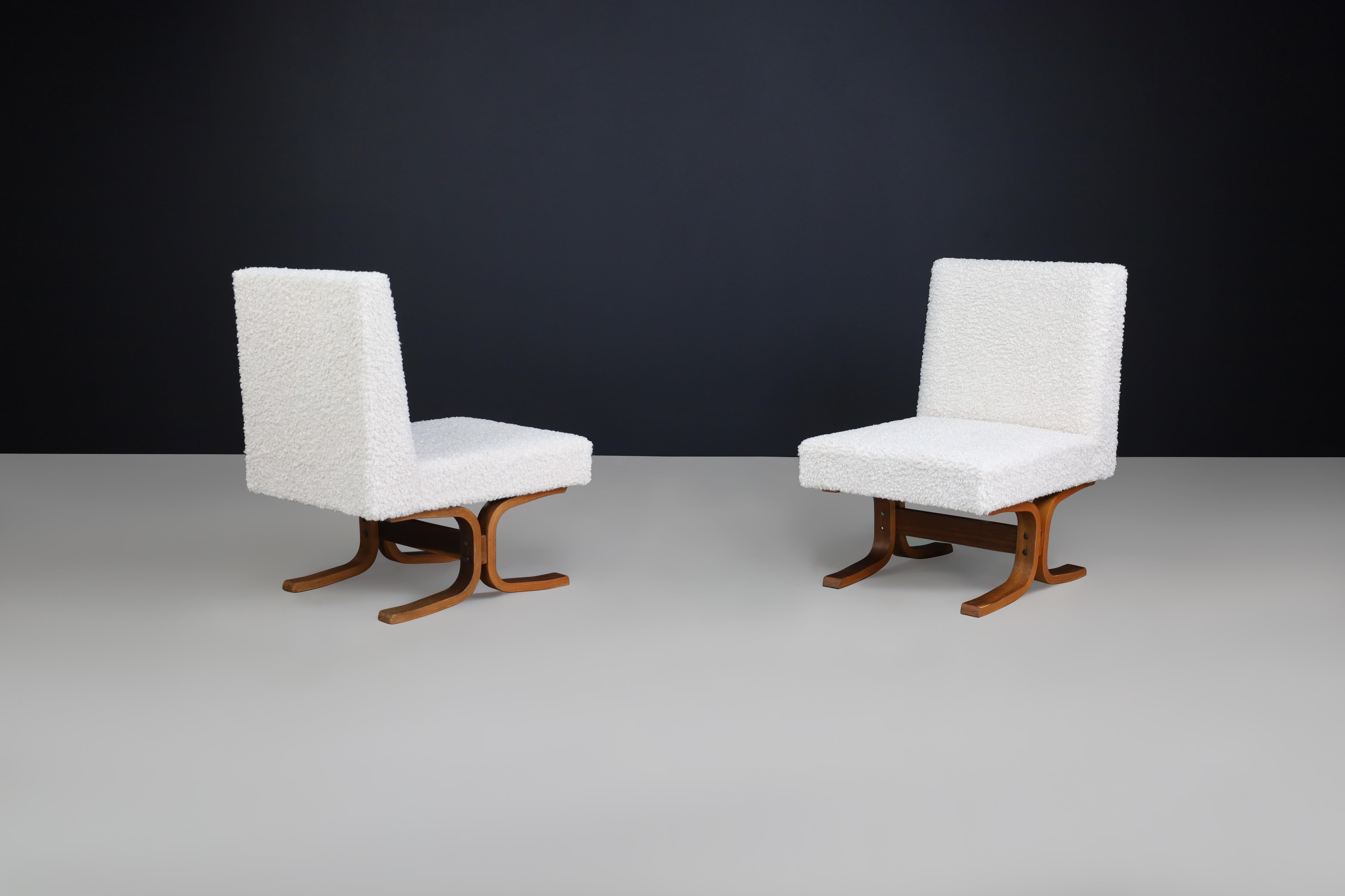 Set of Two Ludvik Volak Bentwood Lounge Chairs in Off-White Bouclé, CZ 1960s In Good Condition For Sale In Almelo, NL
