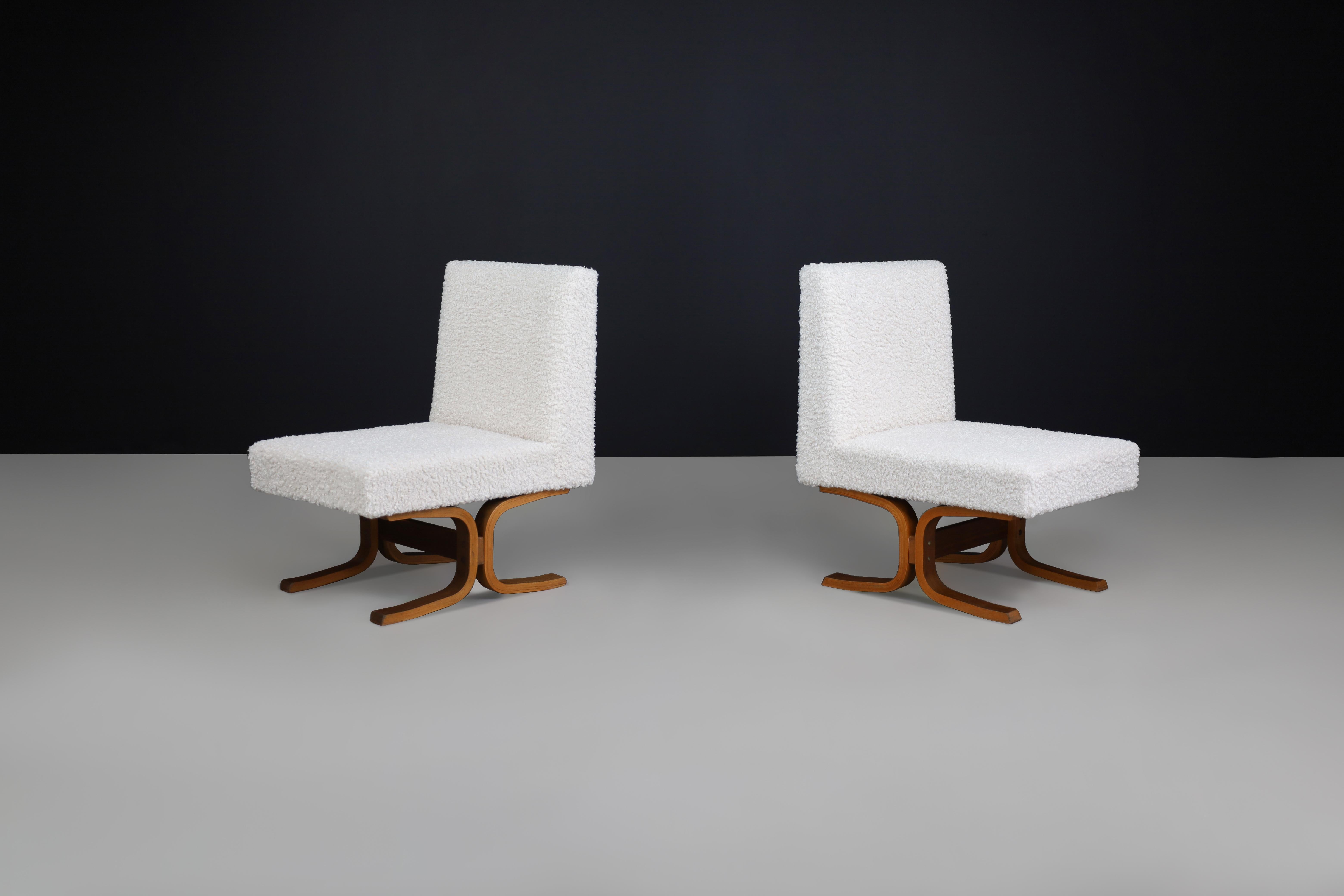 20th Century Set of Two Ludvik Volak Bentwood Lounge Chairs in Off-White Bouclé, CZ 1960s For Sale