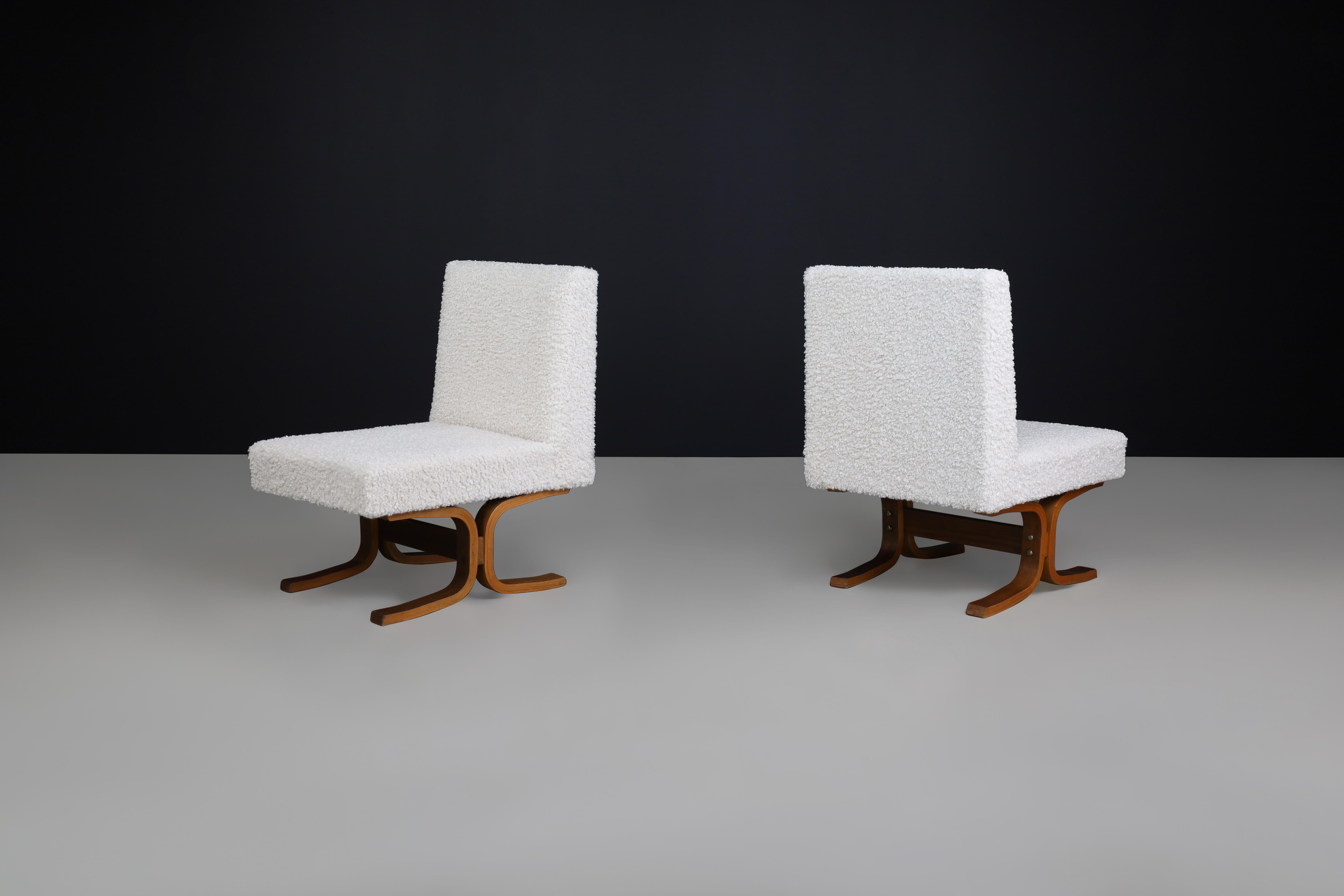 Upholstery Set of Two Ludvik Volak Bentwood Lounge Chairs in Off-White Bouclé, CZ 1960s For Sale