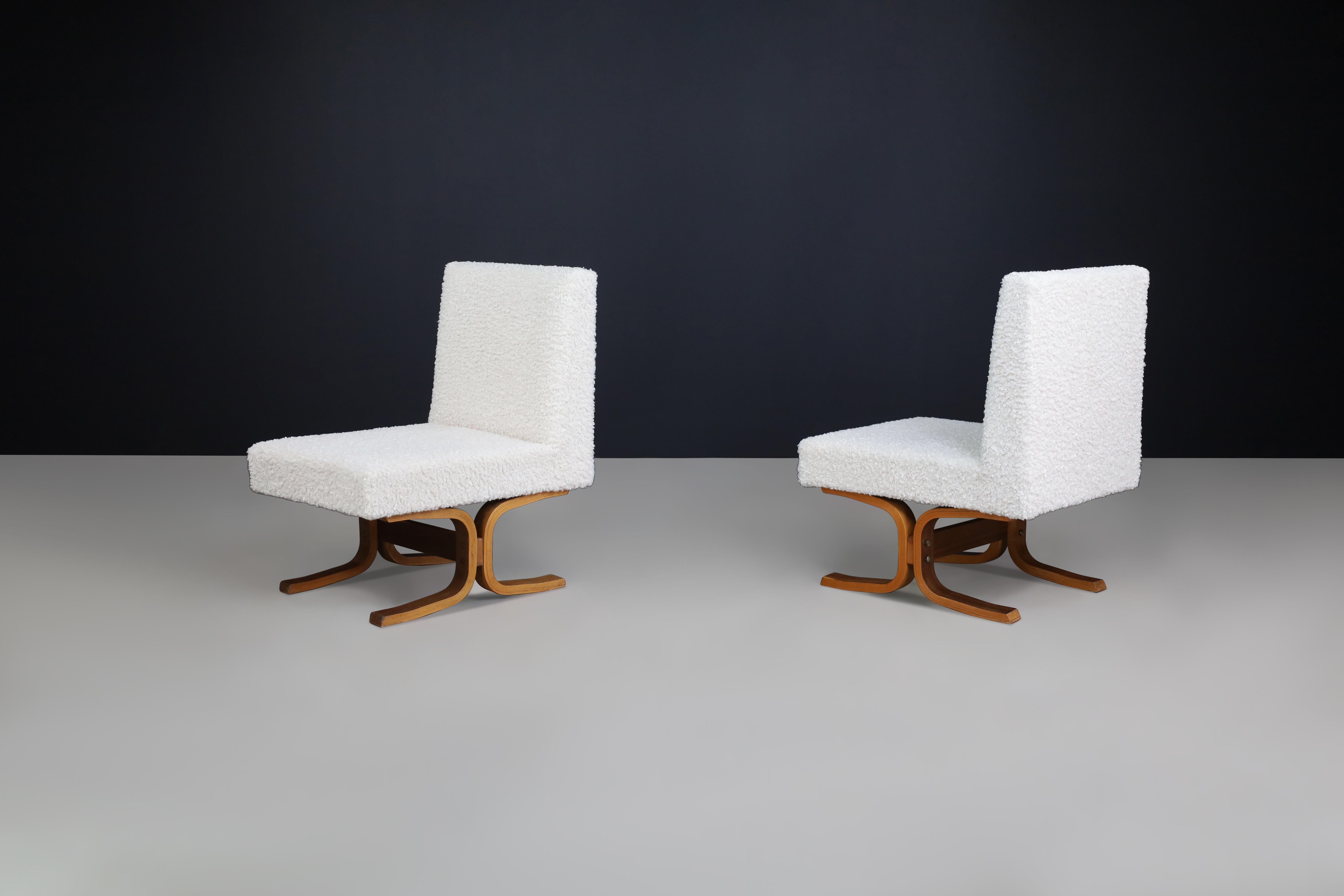 Set of Two Ludvik Volak Bentwood Lounge Chairs in Off-White Bouclé, CZ 1960s For Sale 1