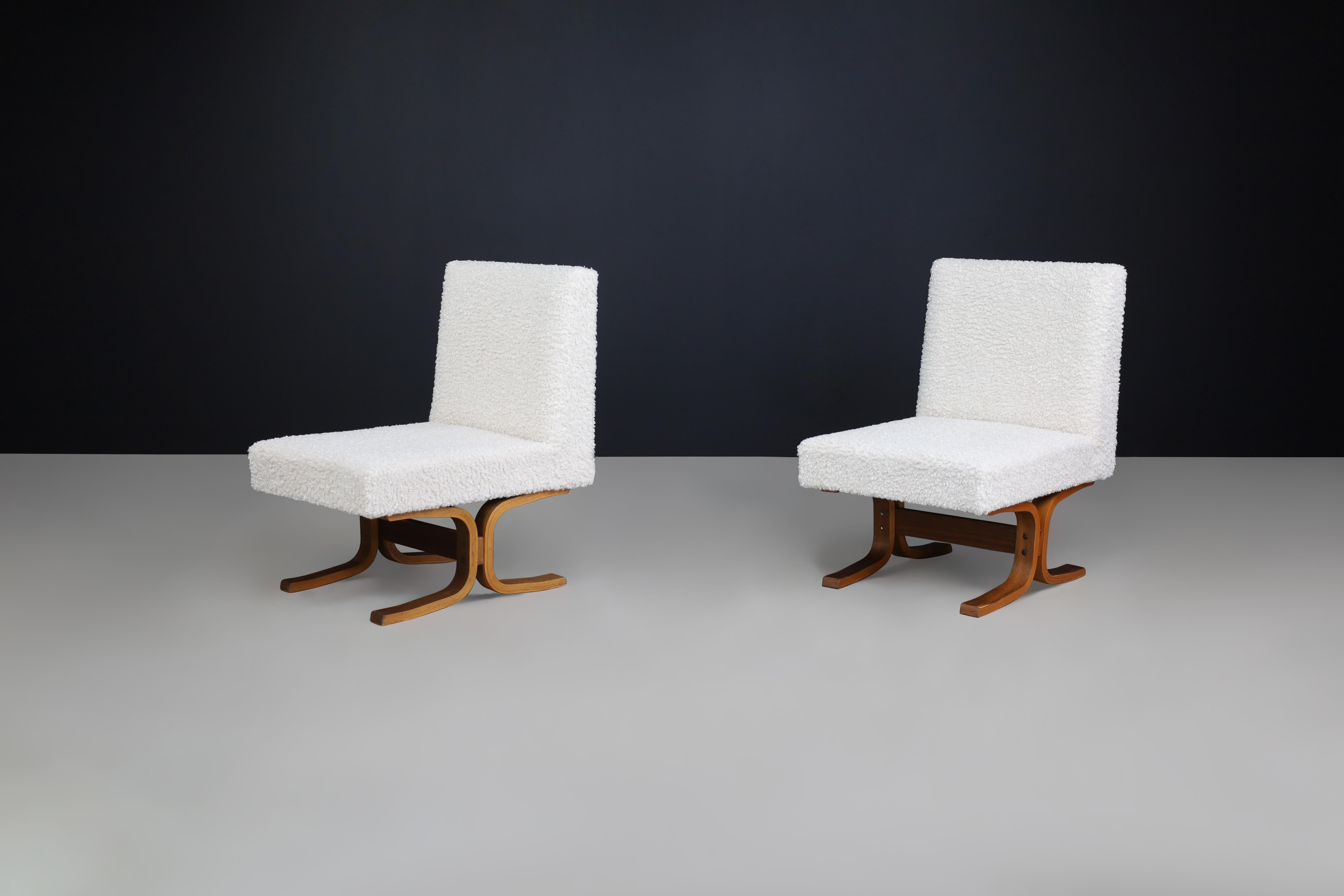Set of Two Ludvik Volak Bentwood Lounge Chairs in Off-White Bouclé, CZ 1960s For Sale 2