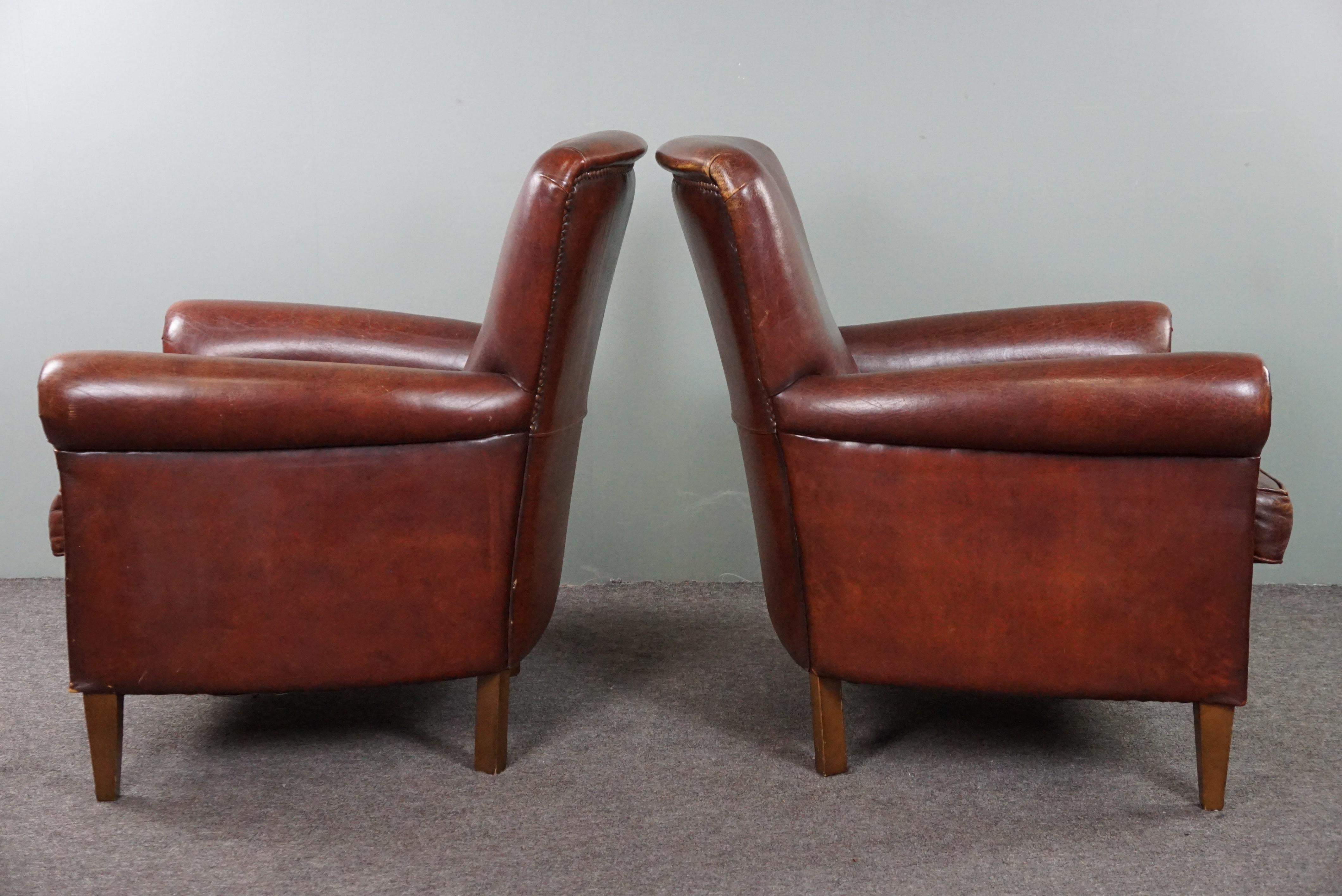 Fin du 20e siècle Ensemble de deux luxueux fauteuils en peau de mouton à dossier haut en vente